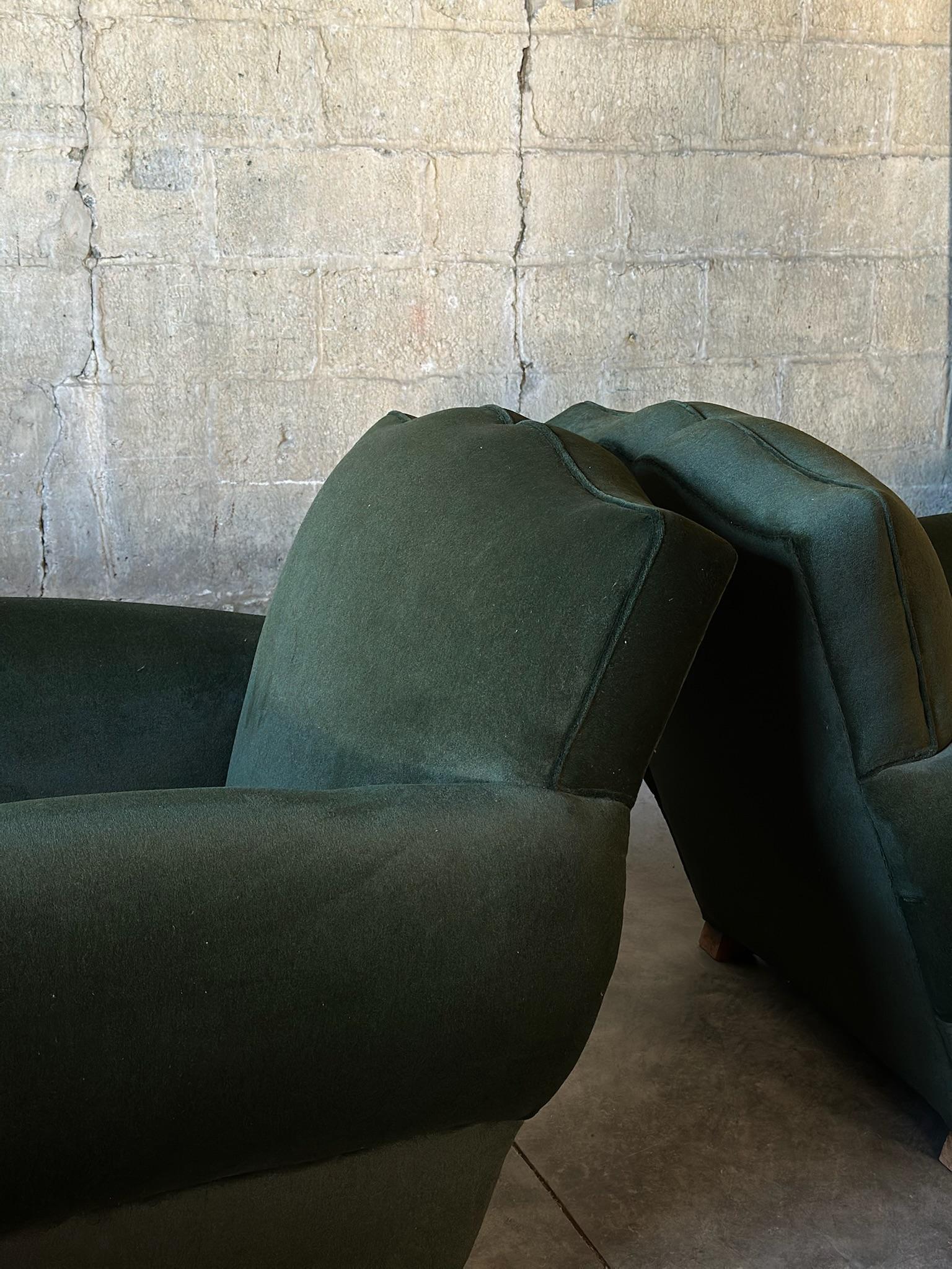 Paire de fauteuils club à moustaches français des années 1920 Bon état - En vente à Hudson, NY