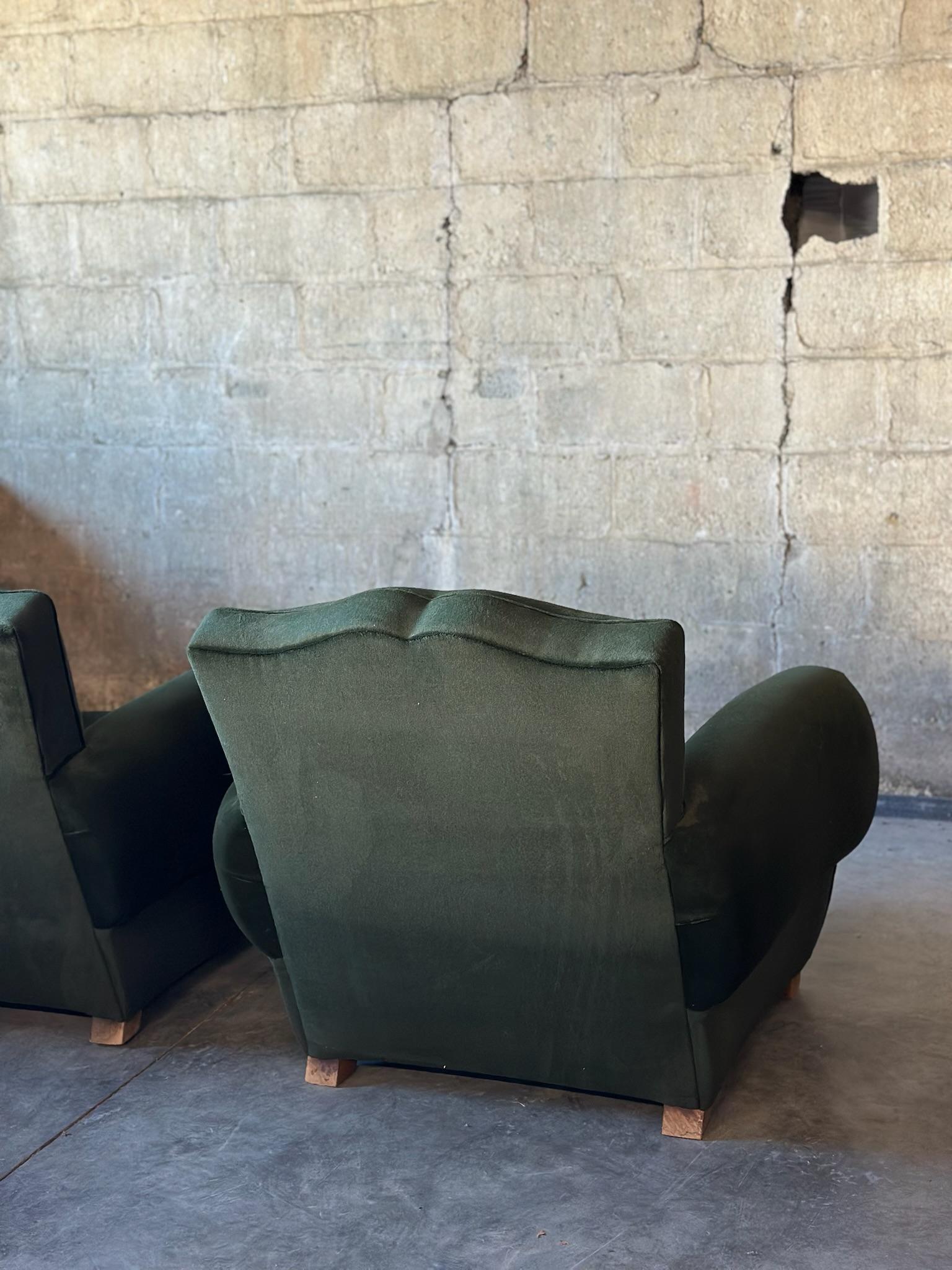 Velours Paire de fauteuils club à moustaches français des années 1920 en vente