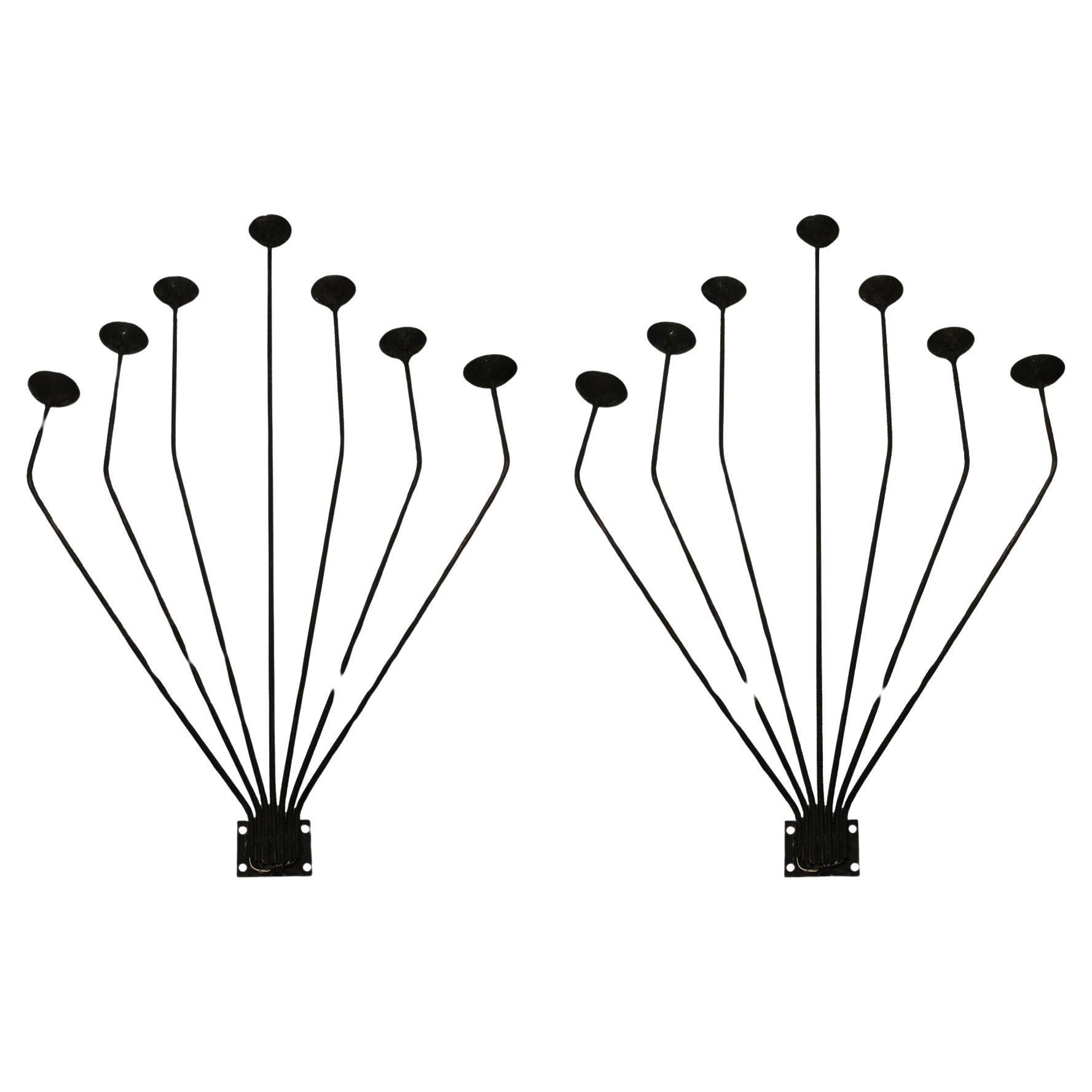 Paire d'appliques murales françaises des années 1920 - Fer noir artisanal avec 7 bras en vente