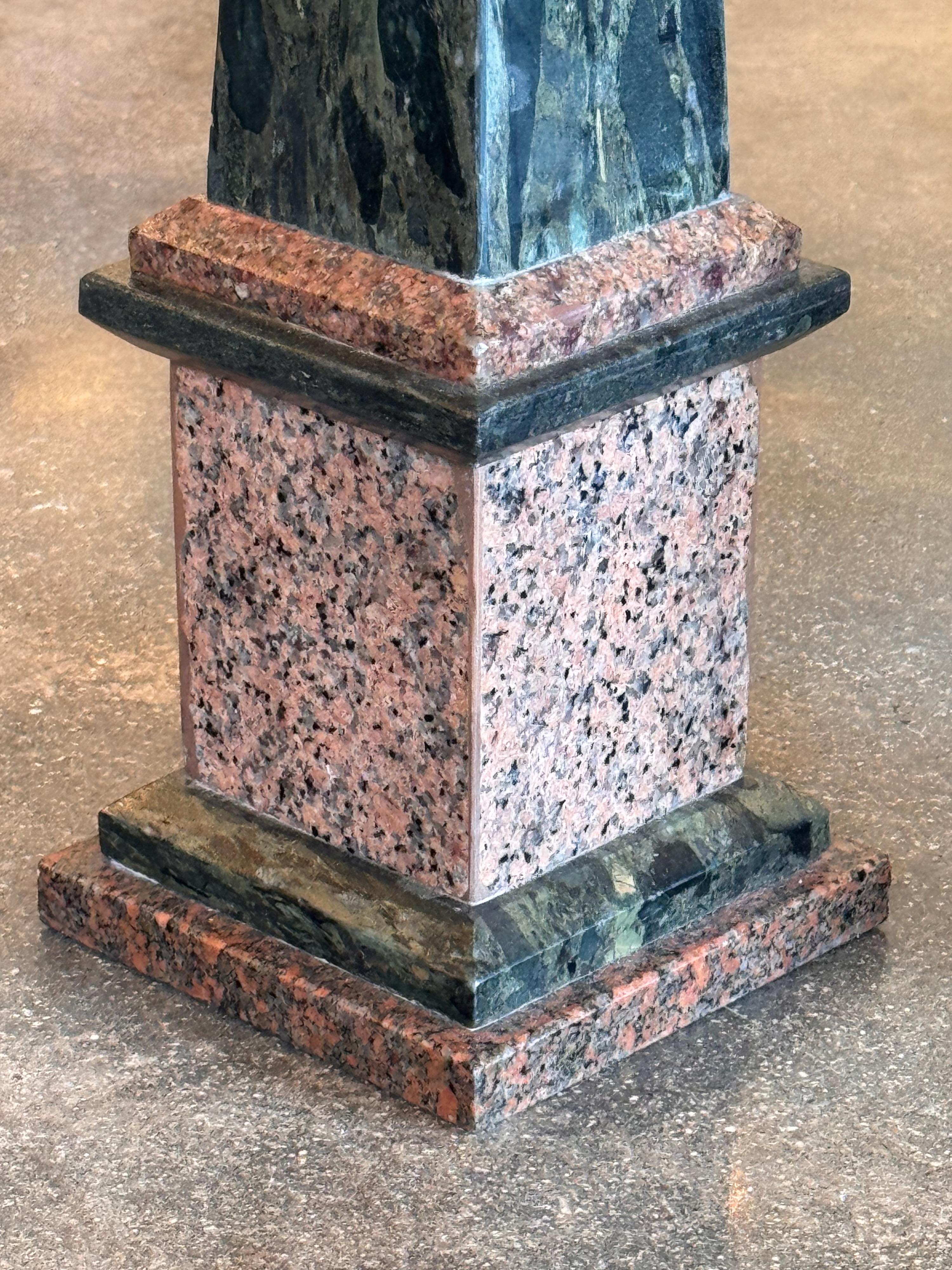 Paire d'obélisques en granit des années 1920 en vente 5