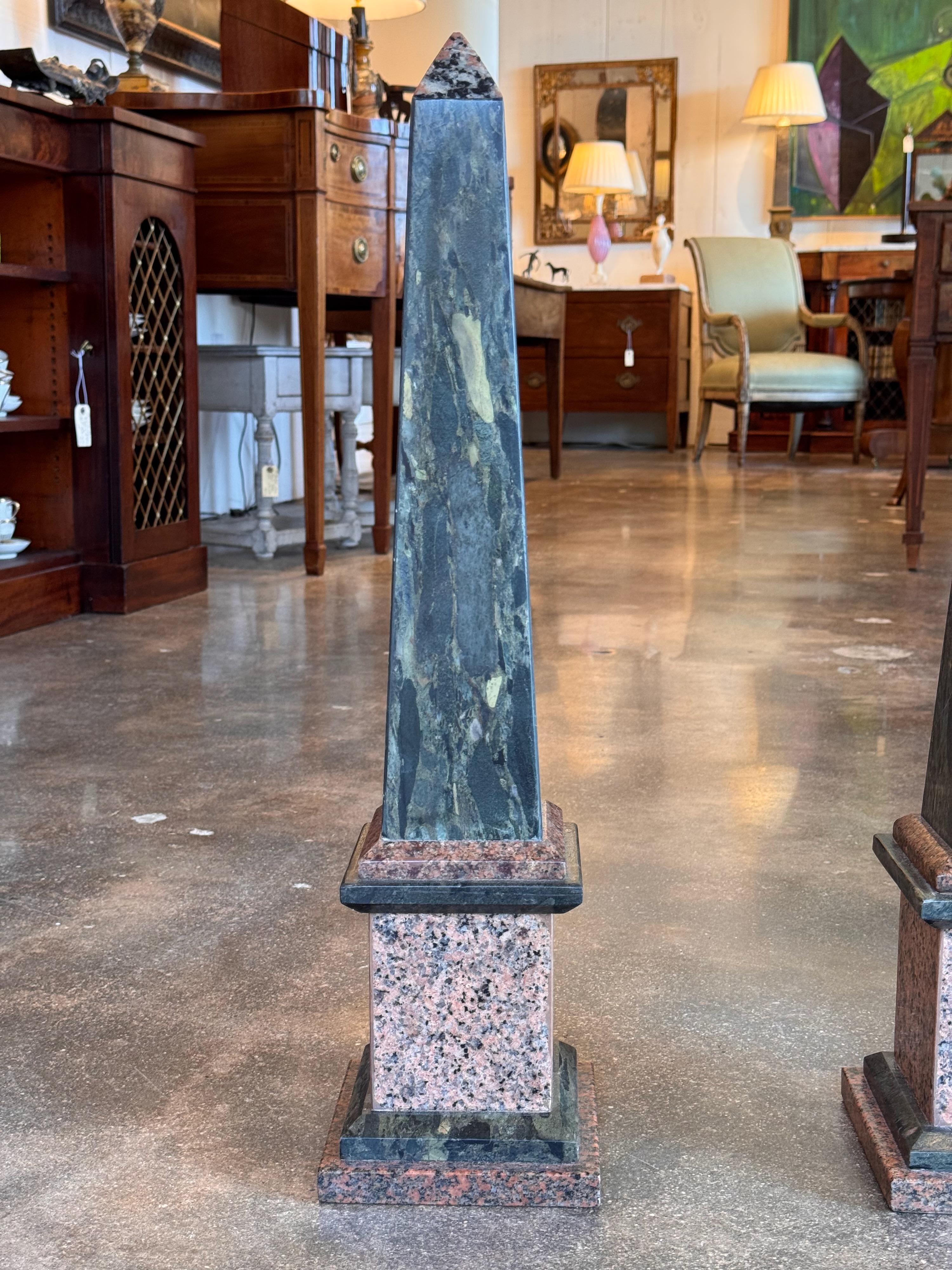 Granit Paire d'obélisques en granit des années 1920 en vente