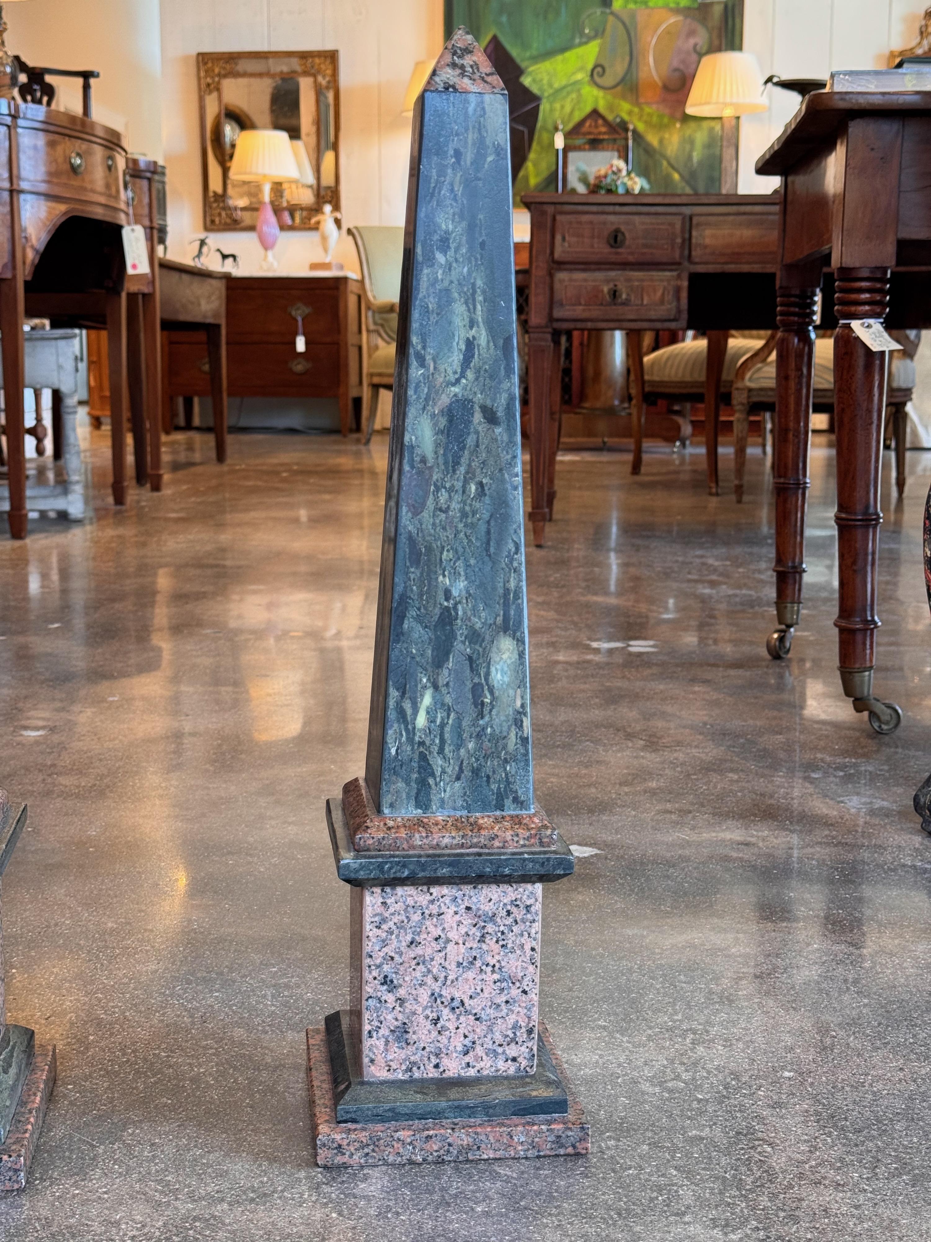 Paire d'obélisques en granit des années 1920 en vente 1