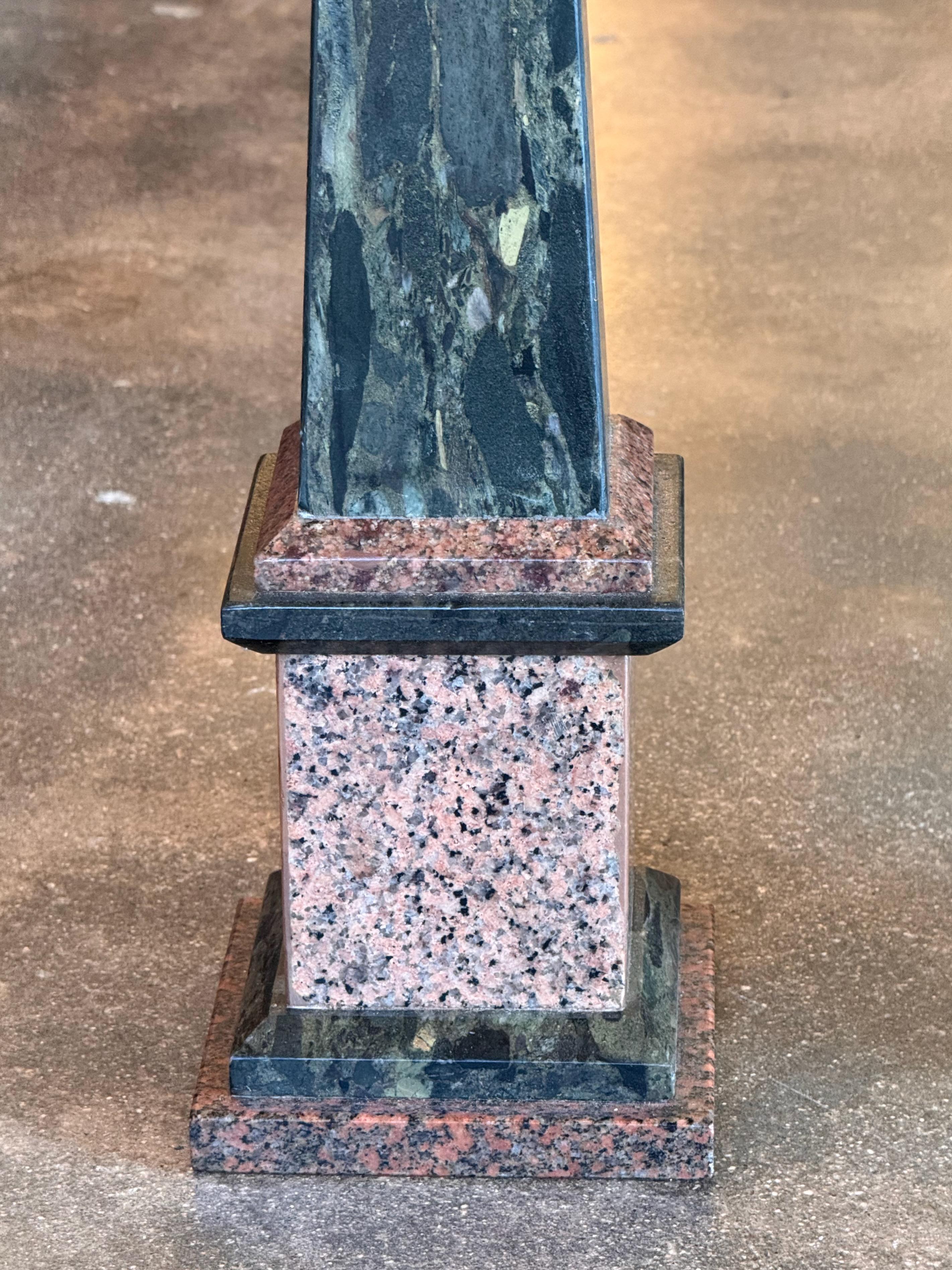 Paire d'obélisques en granit des années 1920 en vente 2