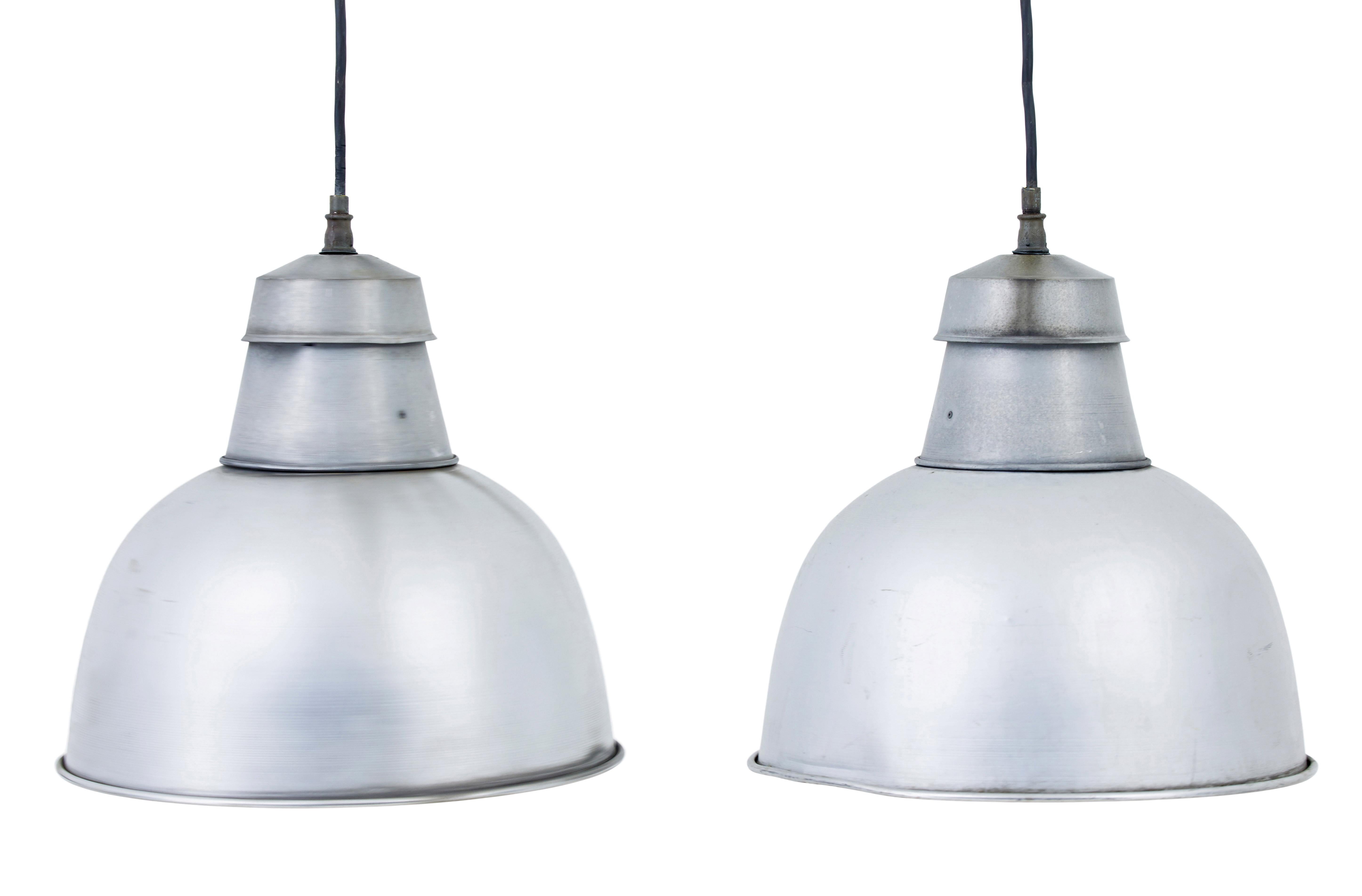 Coppia di plafoniere industriali a sospensione in metallo degli anni '20.

Ideale per un'installazione in una casa moderna, da appendere sopra il tavolo da pranzo o il corridoio.

Si prevedono segni, macchie e piccole ammaccature dovute all'uso, che