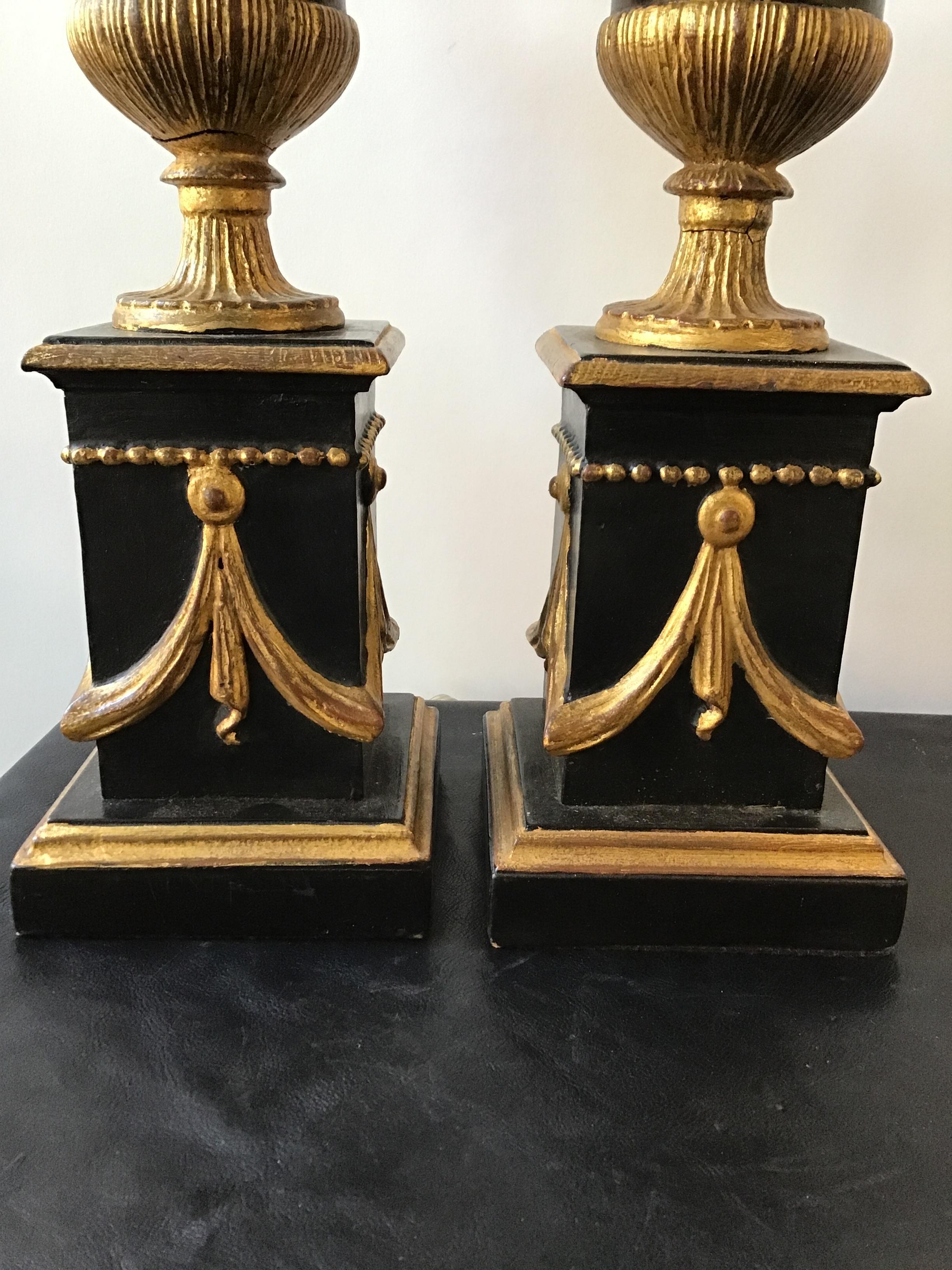 Pair of 1920s Italian Giltwood Urn Lamps In Good Condition For Sale In Tarrytown, NY