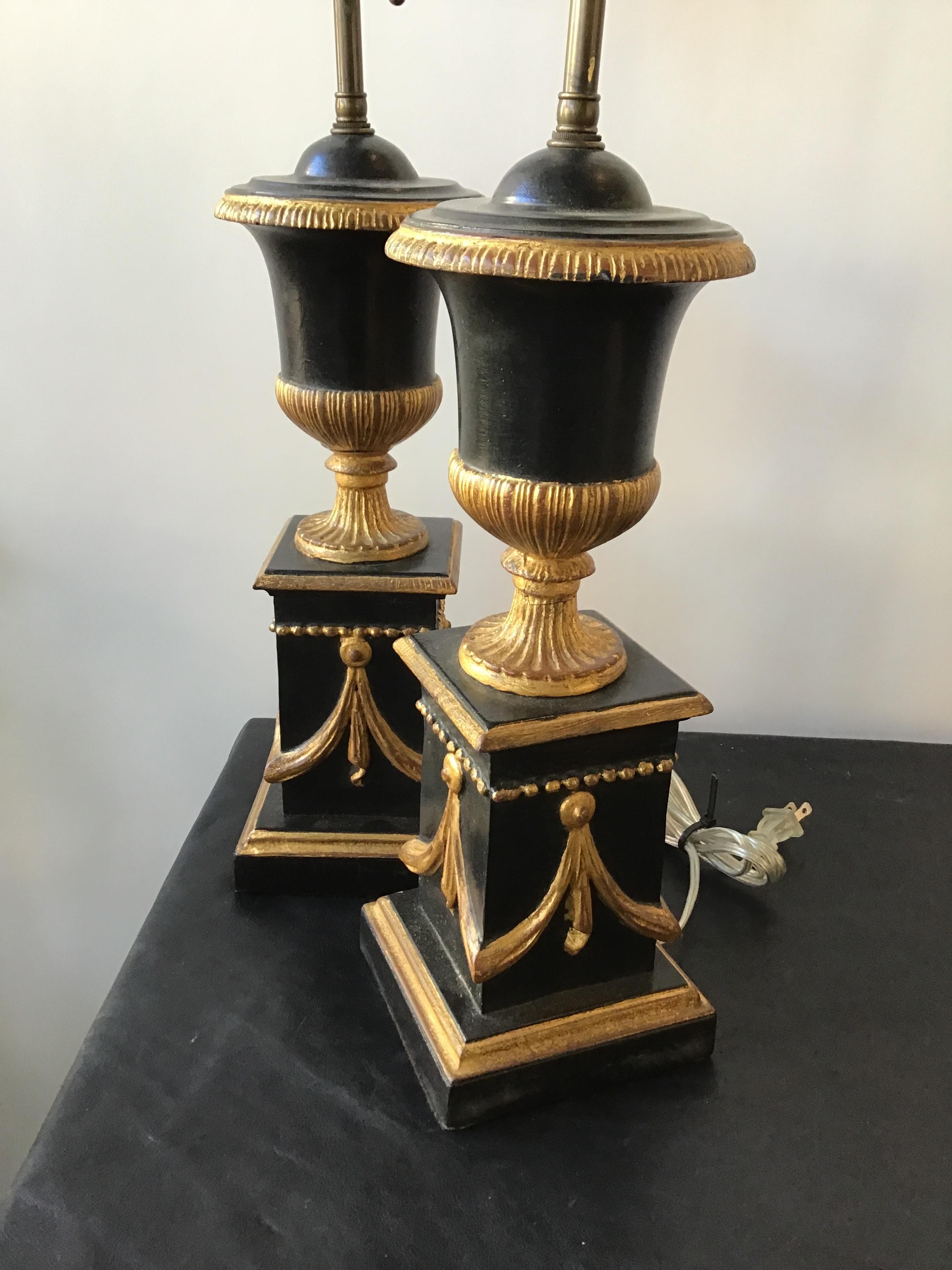 Early 20th Century Pair of 1920s Italian Giltwood Urn Lamps For Sale