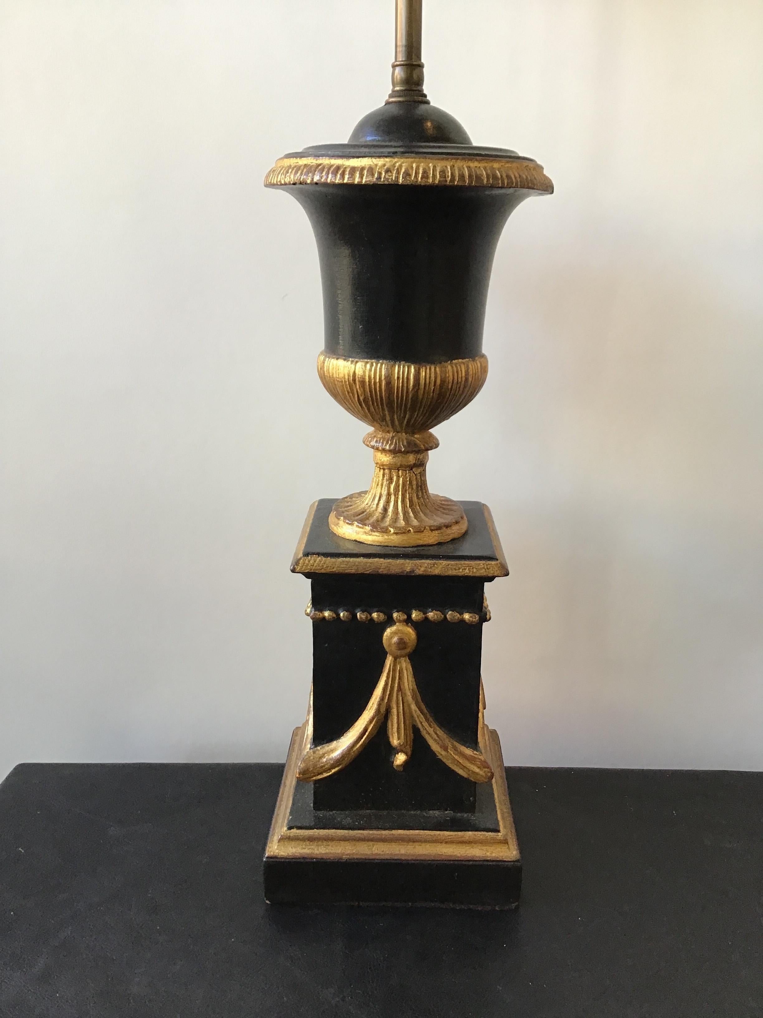 Pair of 1920s Italian Giltwood Urn Lamps For Sale 2