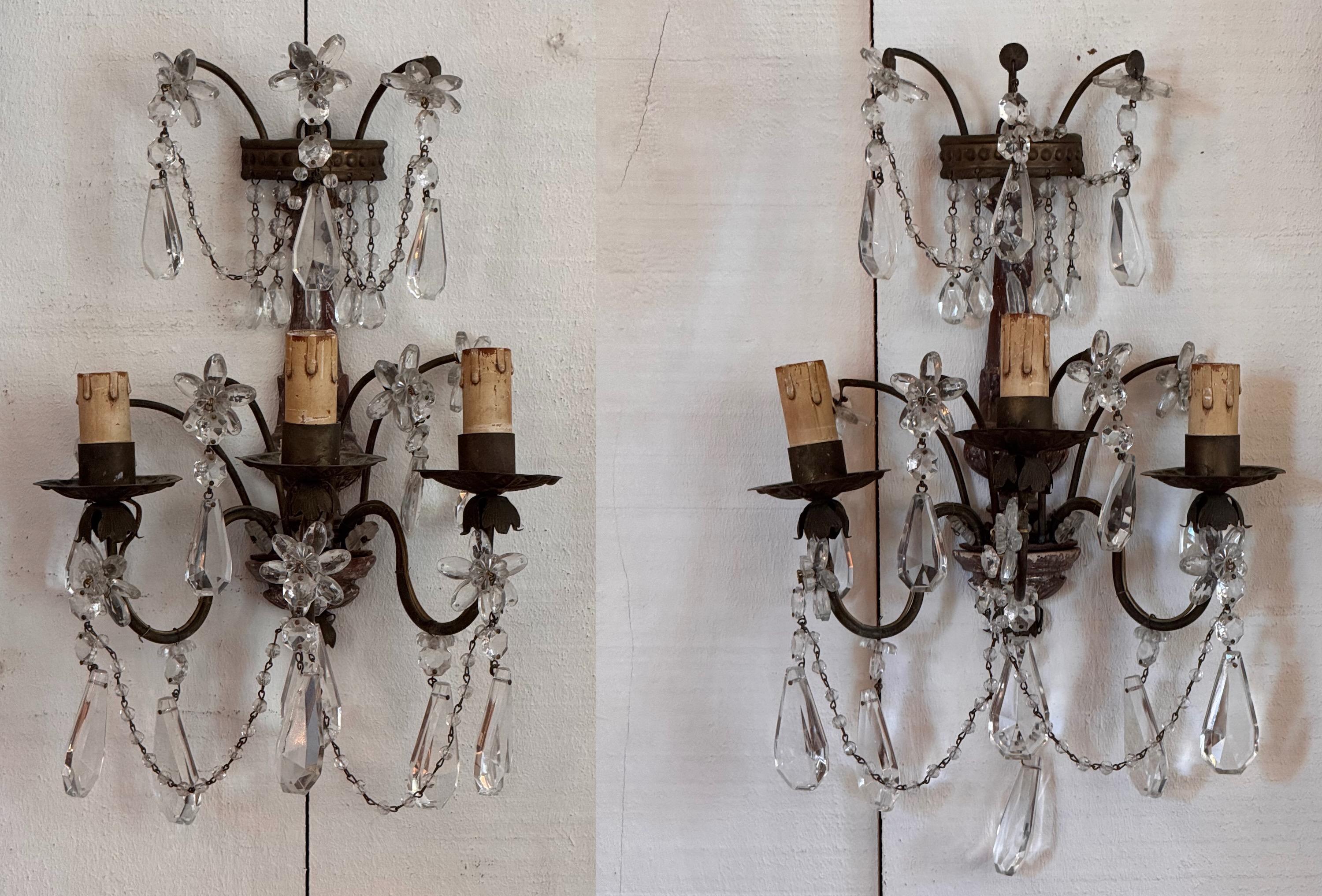 Dies ist ein Paar von Giltwood und Kristall Wandleuchter. Ein schönes Paar.