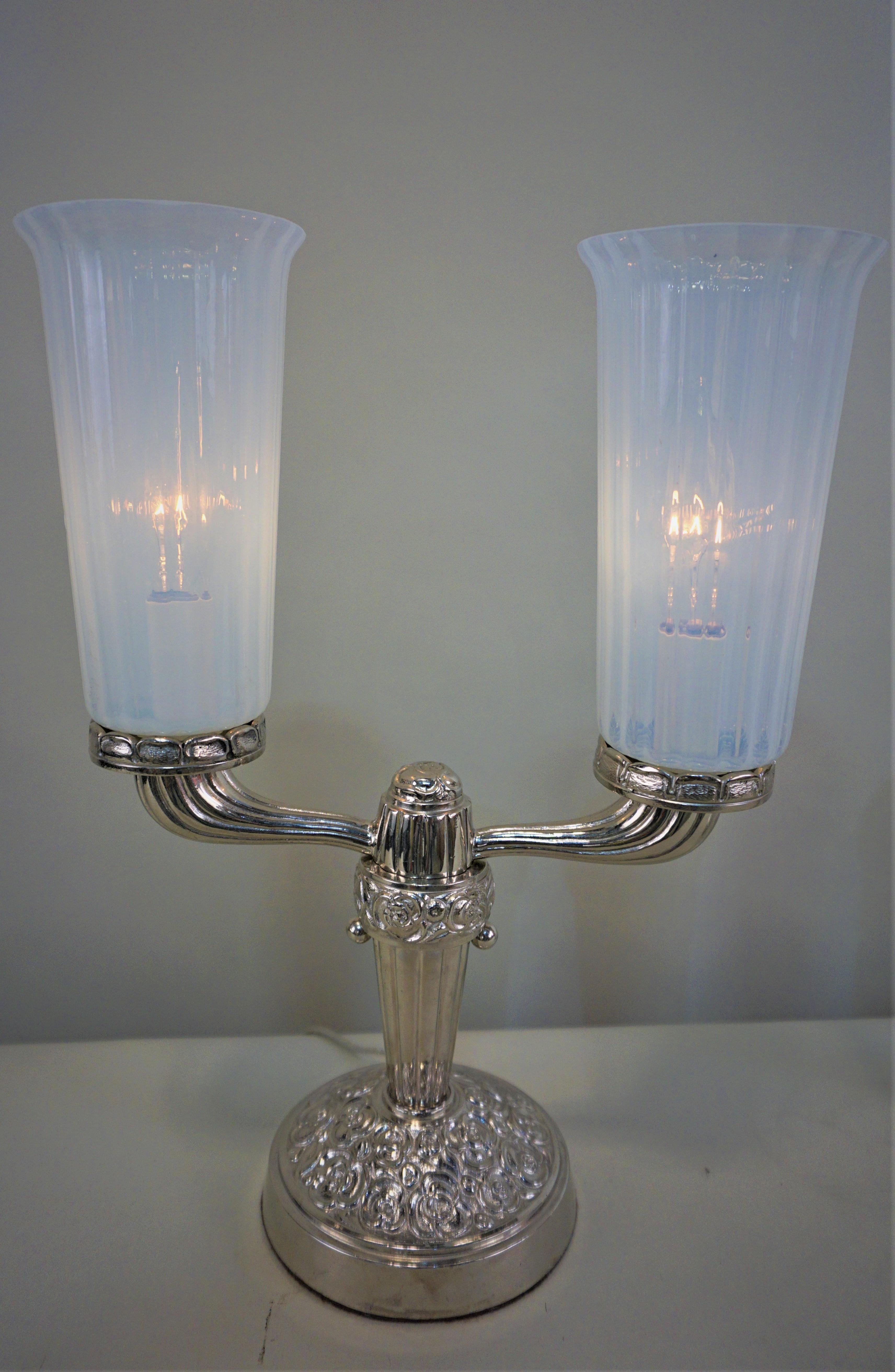 Art déco Paire de lampes de bureau des années 1920 en nickel et verre opalin en vente