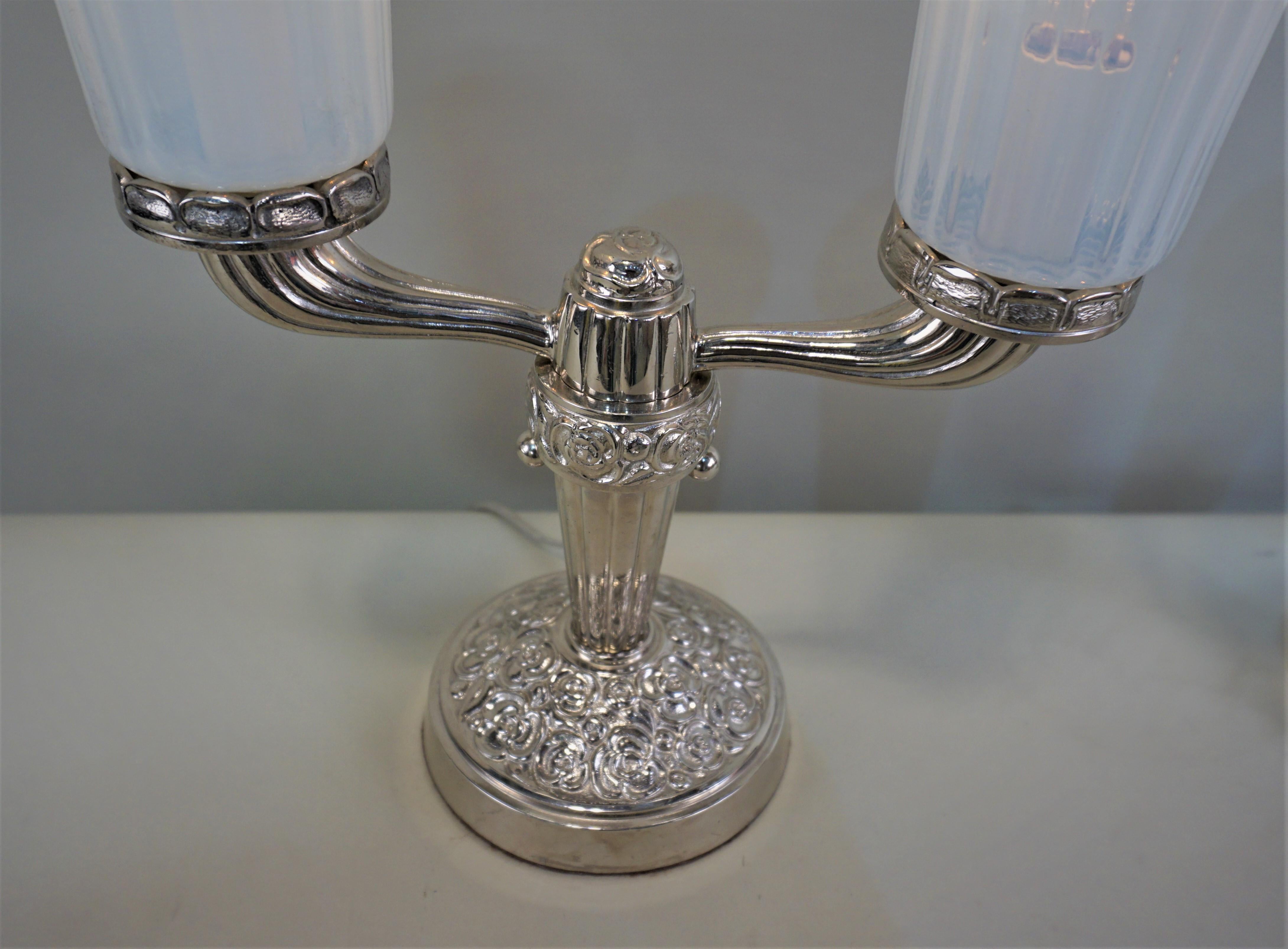 French Pair of 1920s Nickel and Opaline Glass Table Lamps For Sale