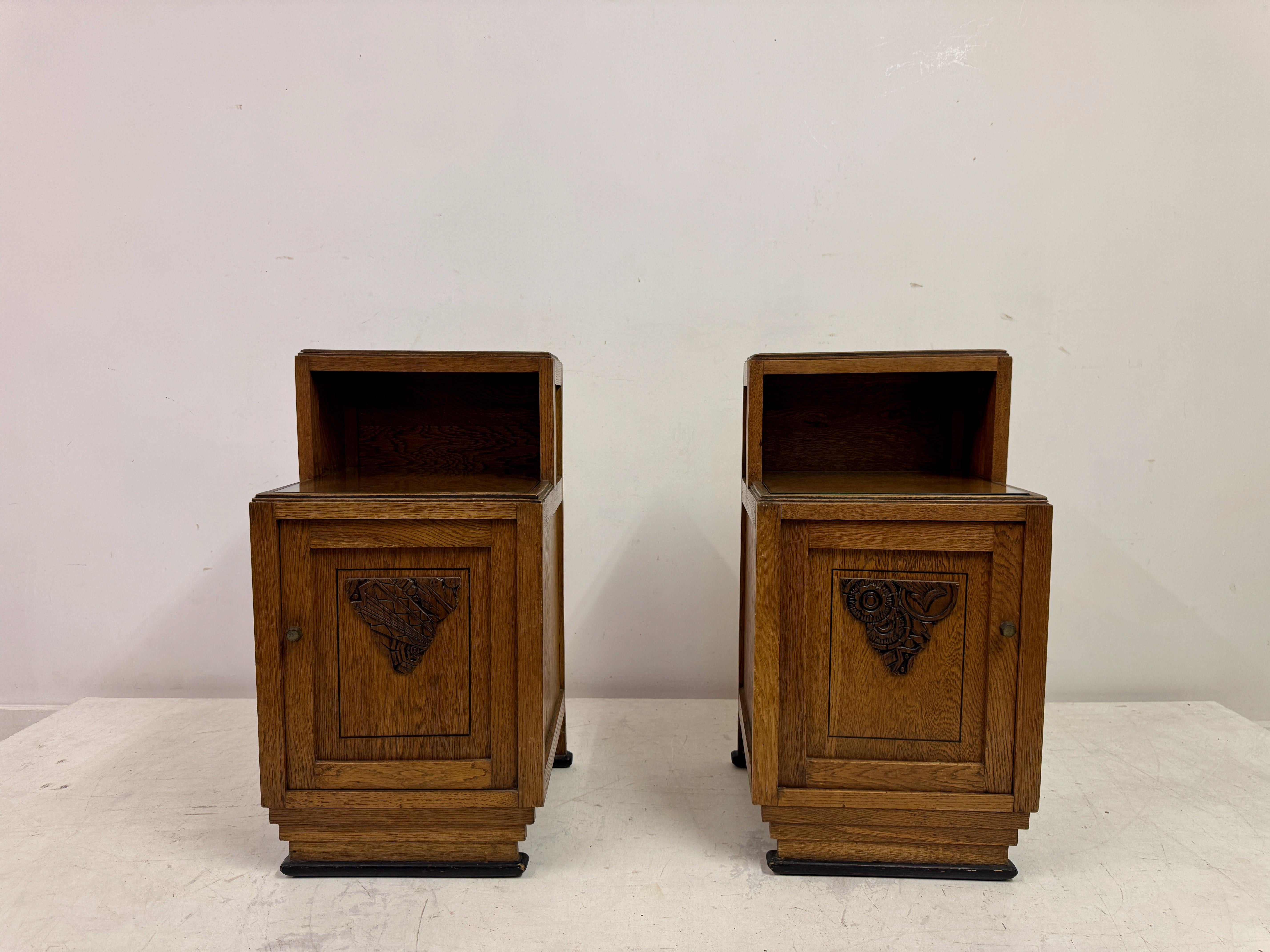 Arts and Crafts Pair of 1920s Oak Bedside Cabinets with Carved Panels For Sale