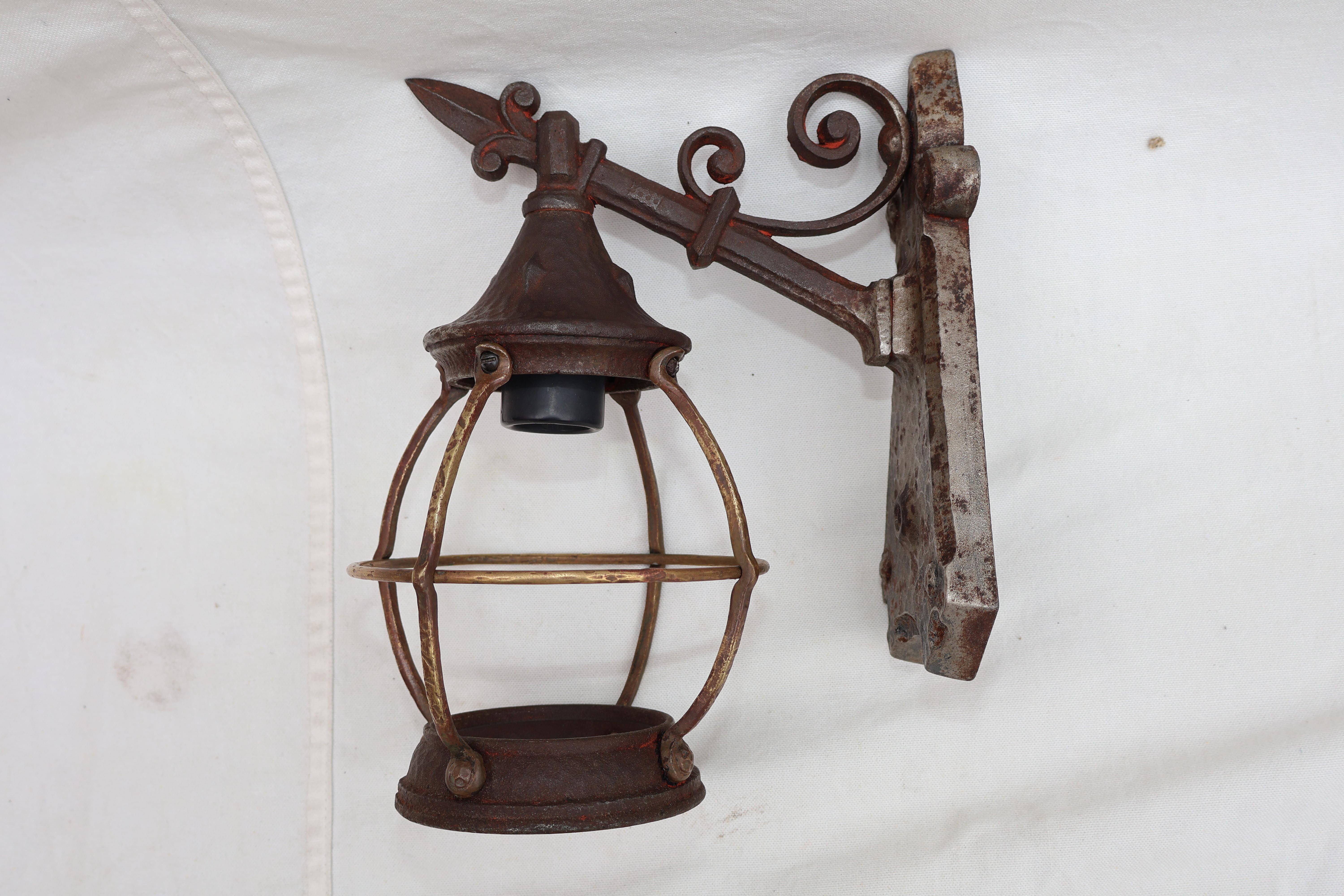 Pareja de apliques de exterior de los años 20 Vaciado en venta