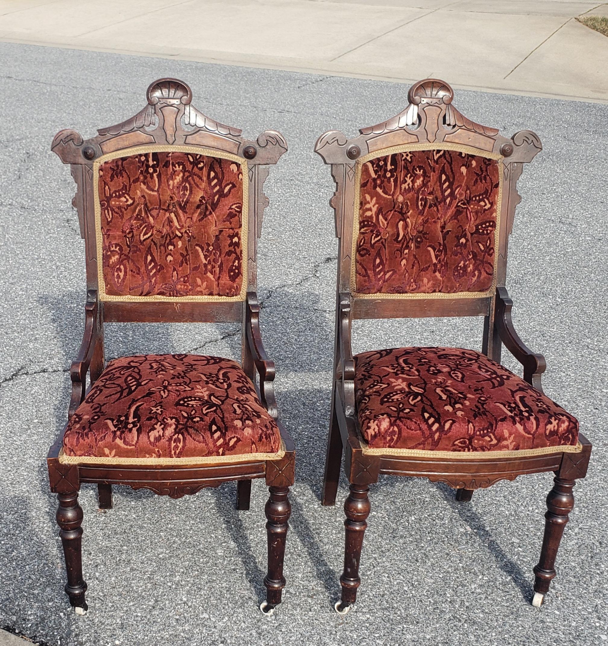 Paire de meubles Philips & Philips des années 1920, chaises victoriennes en noyer et tapissées de velours découpé, repose-hanche en très bon état. Les chaises ont été récemment retapissées et remises en état. Sièges très fermes avec ressort.