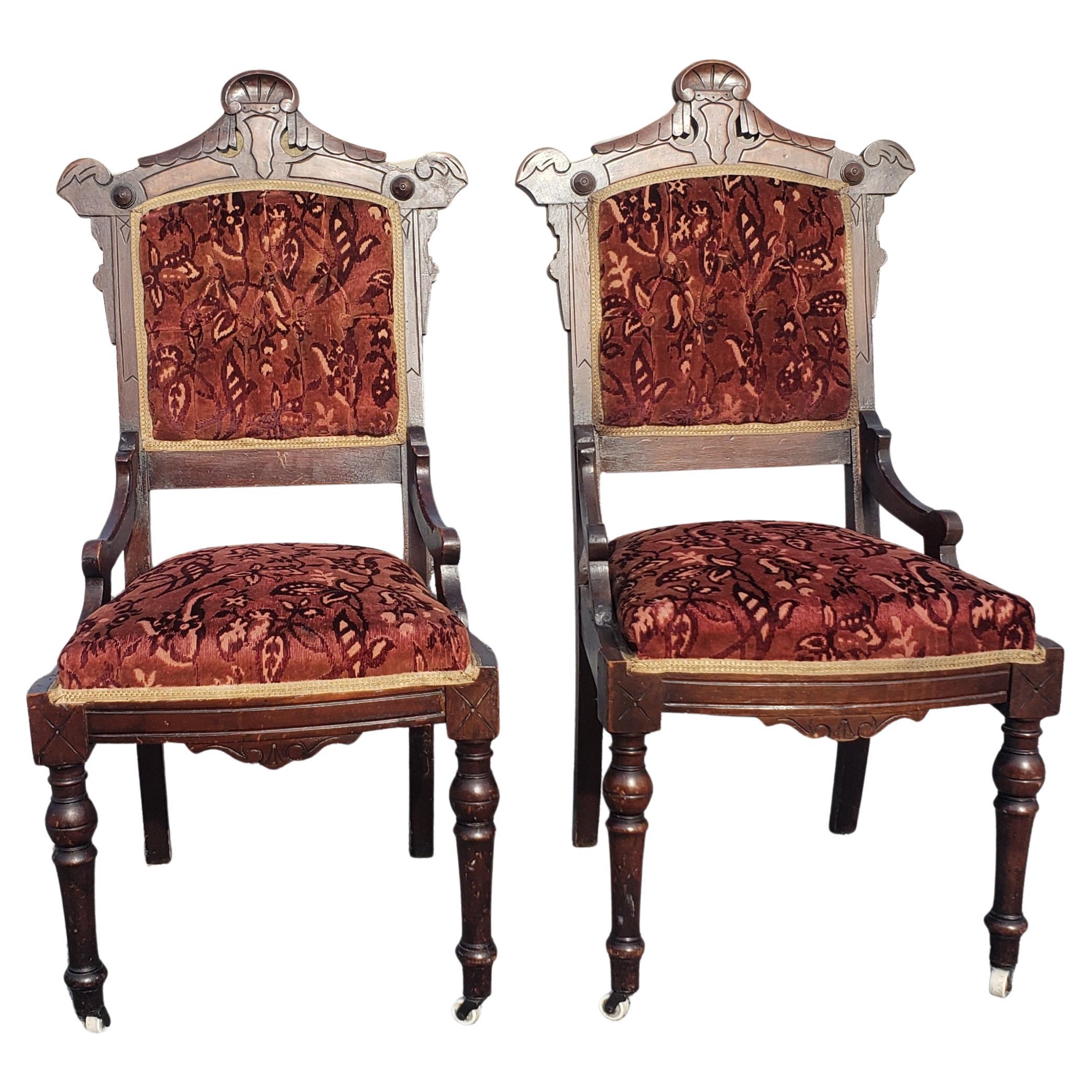 Paar viktorianische Stühle von Philips & Philips aus Nussbaum und Samt aus den 1920er Jahren
