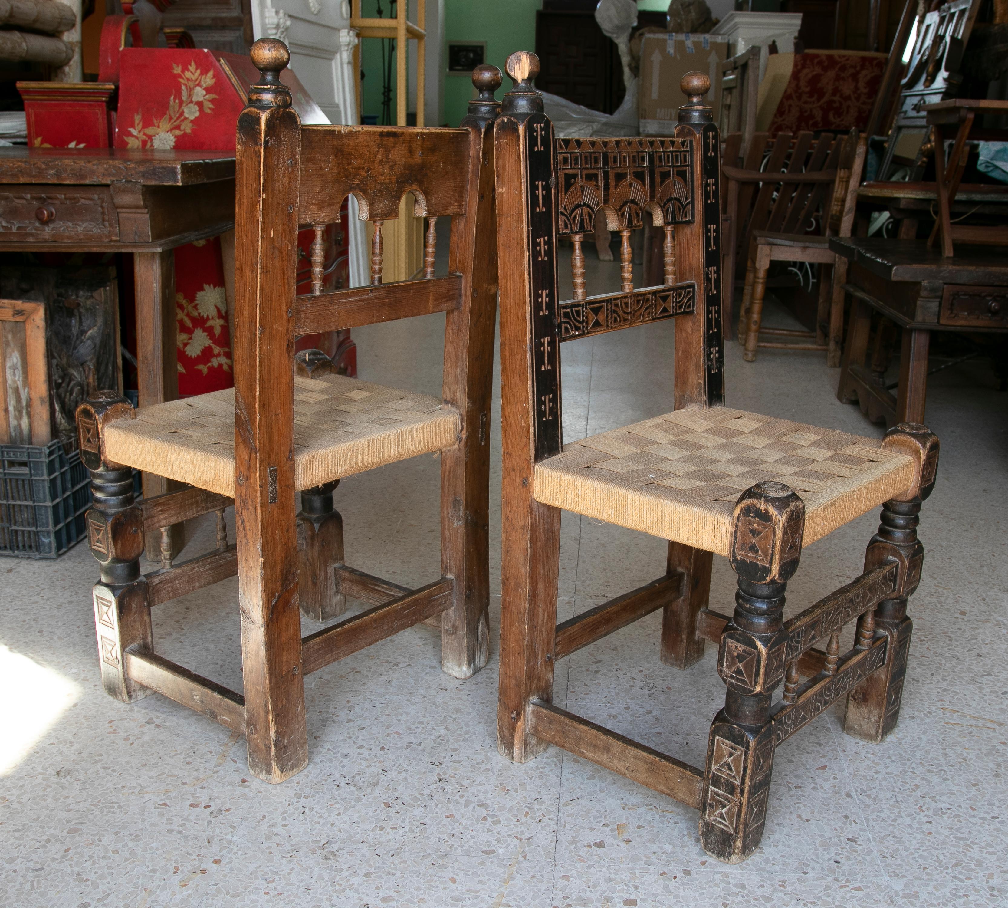 Pair of 1920s Spanish Hand Carved Painted Wooden Chairs w/ Woven Bulrush Seats In Good Condition For Sale In Marbella, ES