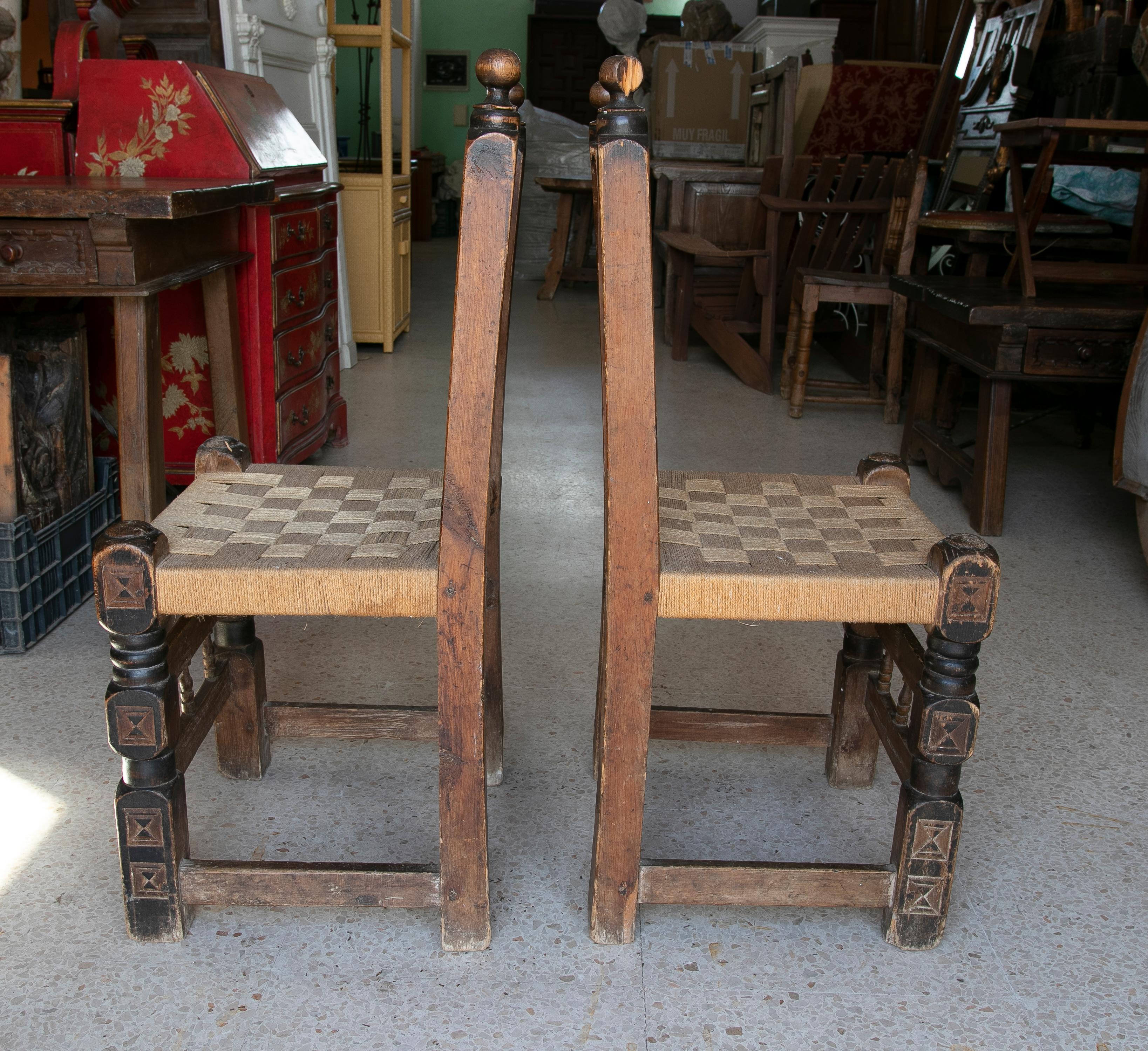20th Century Pair of 1920s Spanish Hand Carved Painted Wooden Chairs w/ Woven Bulrush Seats For Sale