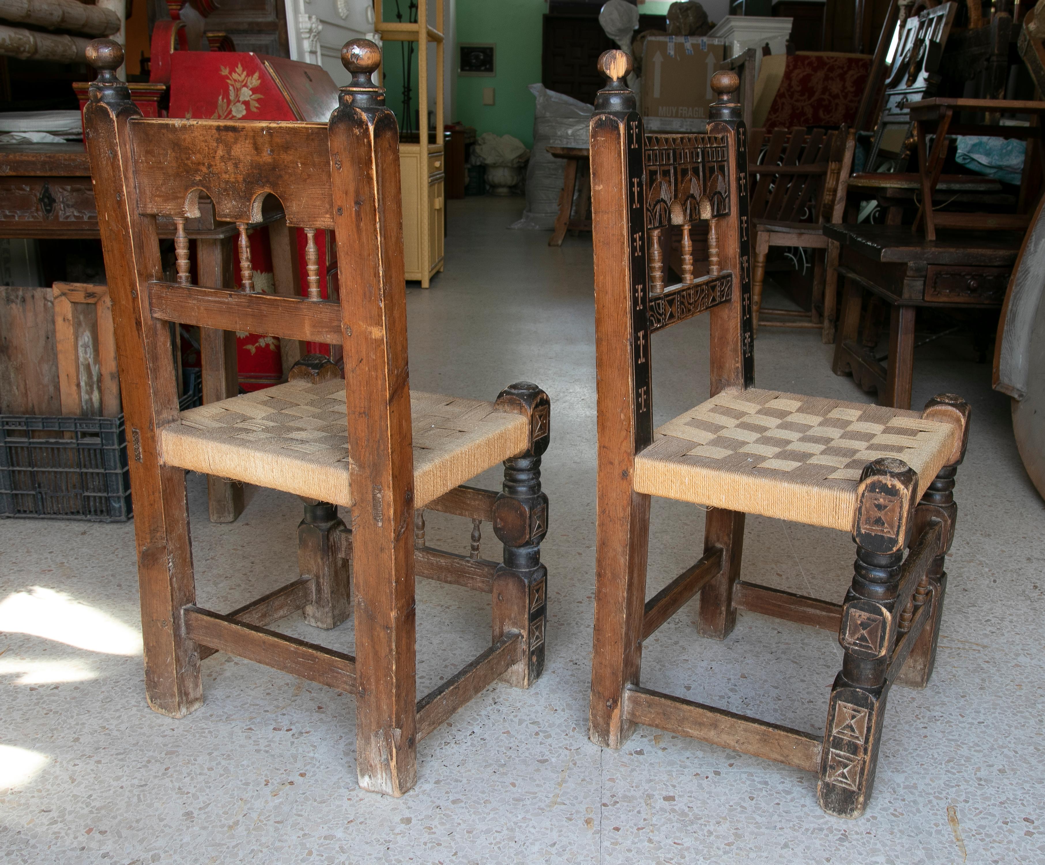 Pair of 1920s Spanish Hand Carved Painted Wooden Chairs w/ Woven Bulrush Seats For Sale 1