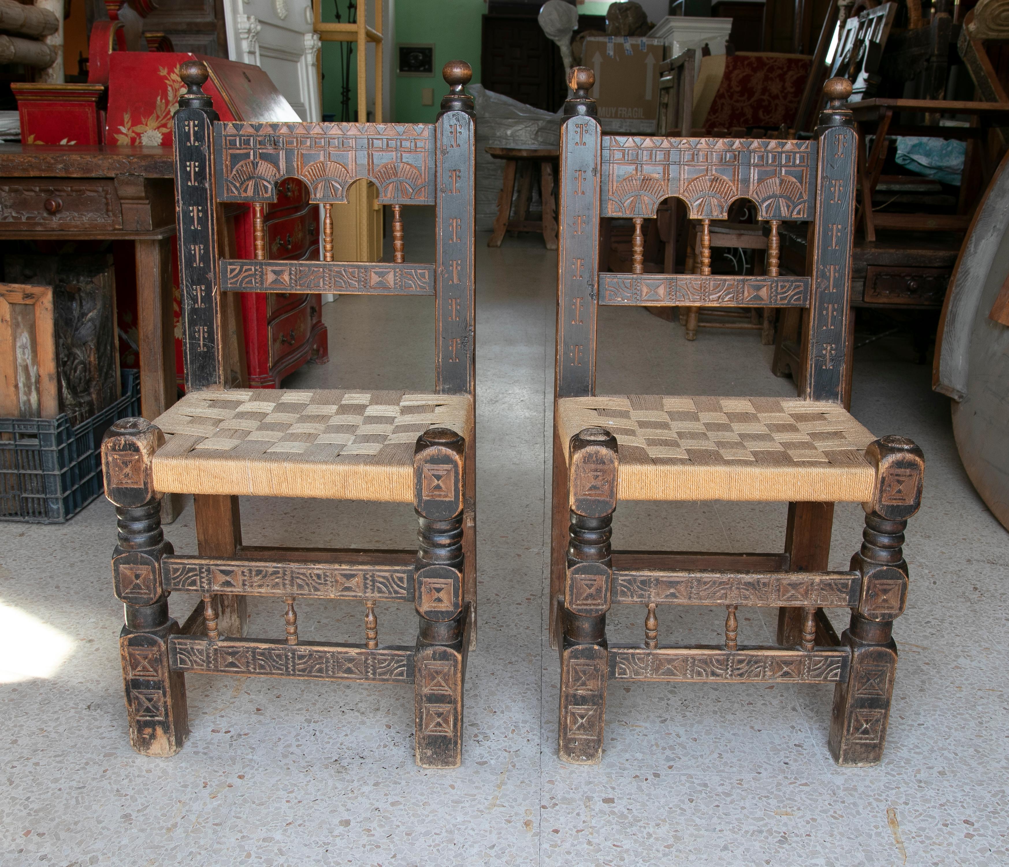 Pair of 1920s Spanish Hand Carved Painted Wooden Chairs w/ Woven Bulrush Seats For Sale 2