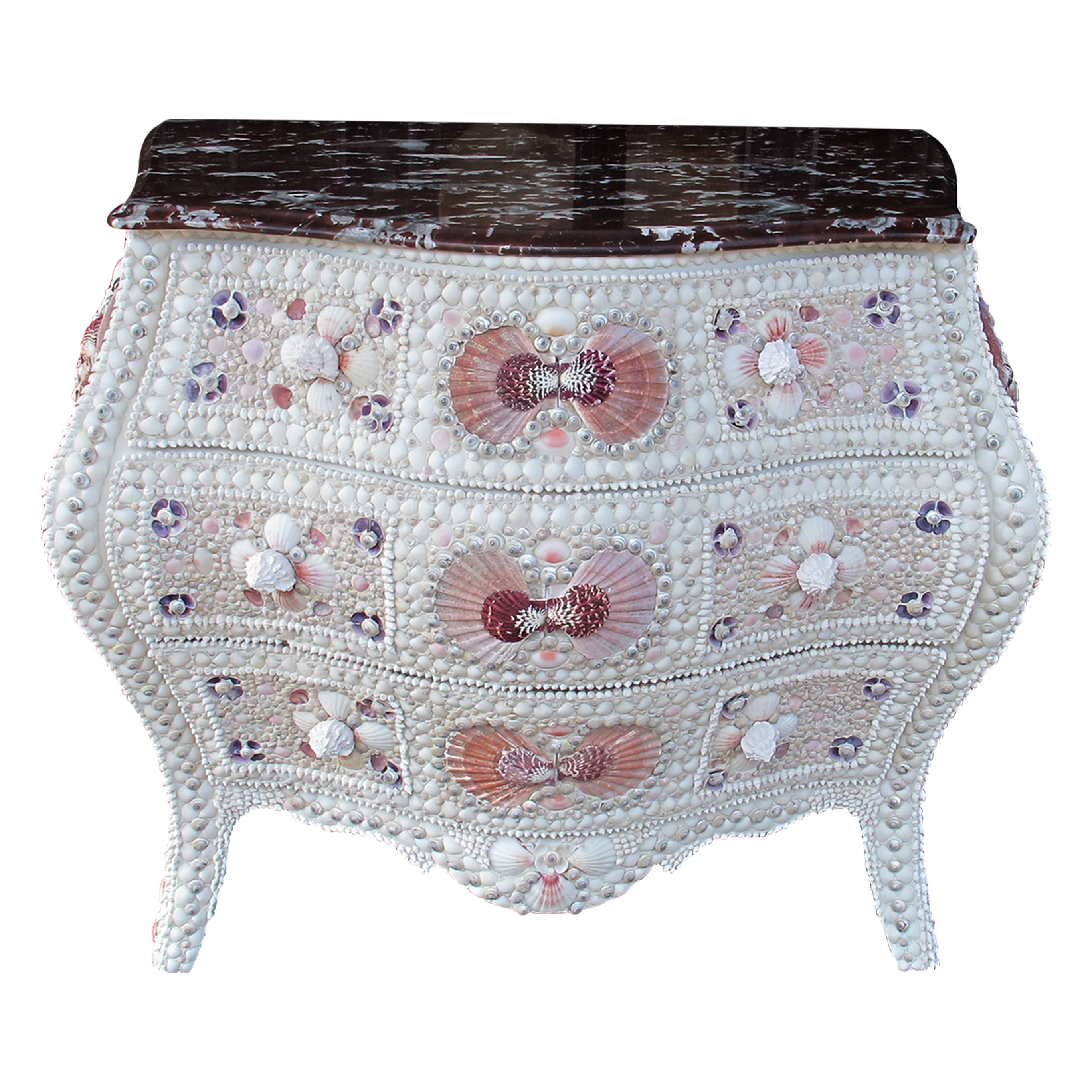 Pair of 1920s Swedish Bombe Chests with Marble Tops and Seashell Embellishment In Good Condition For Sale In London, GB