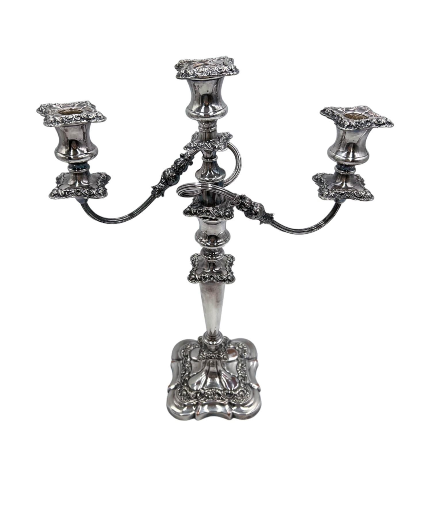 Paire de candélabres/bougeoirs en métal argenté William Suckling Ltd anglais des années 1920 Bon état - En vente à North Palm Beach, FL
