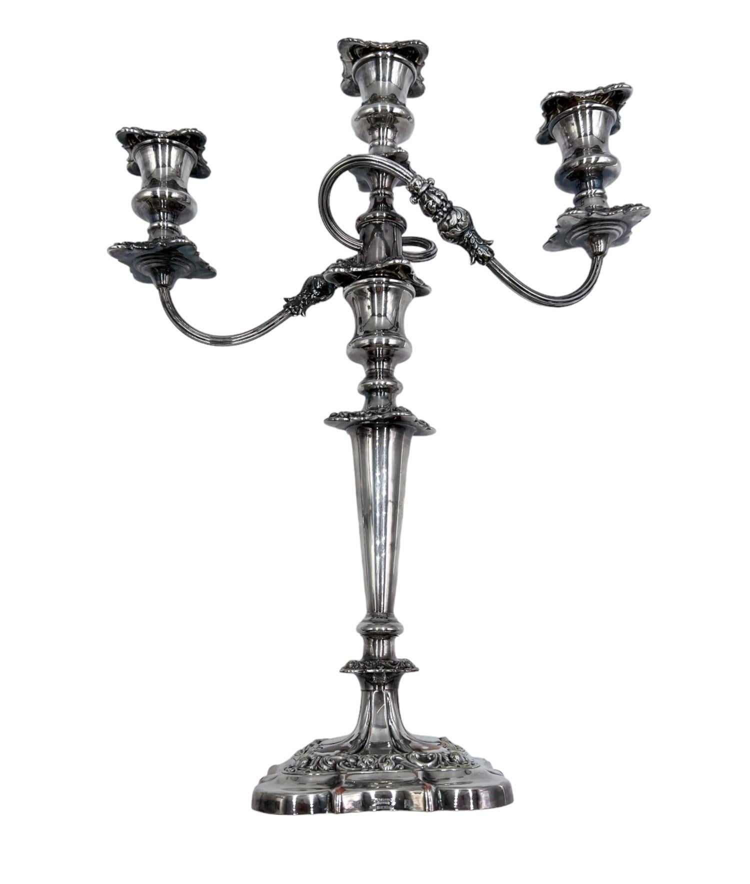 Plaqué argent Paire de candélabres/bougeoirs en métal argenté William Suckling Ltd anglais des années 1920 en vente