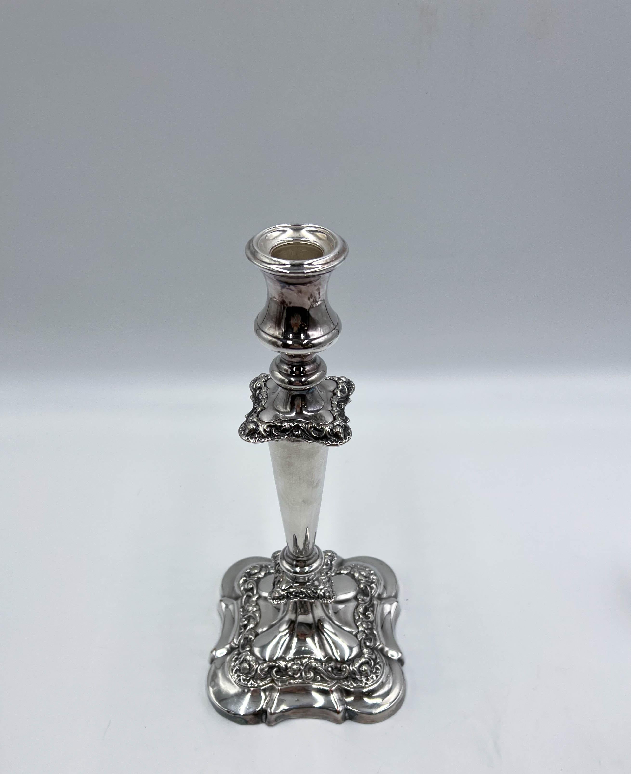 Paire de candélabres/bougeoirs en métal argenté William Suckling Ltd anglais des années 1920 en vente 9