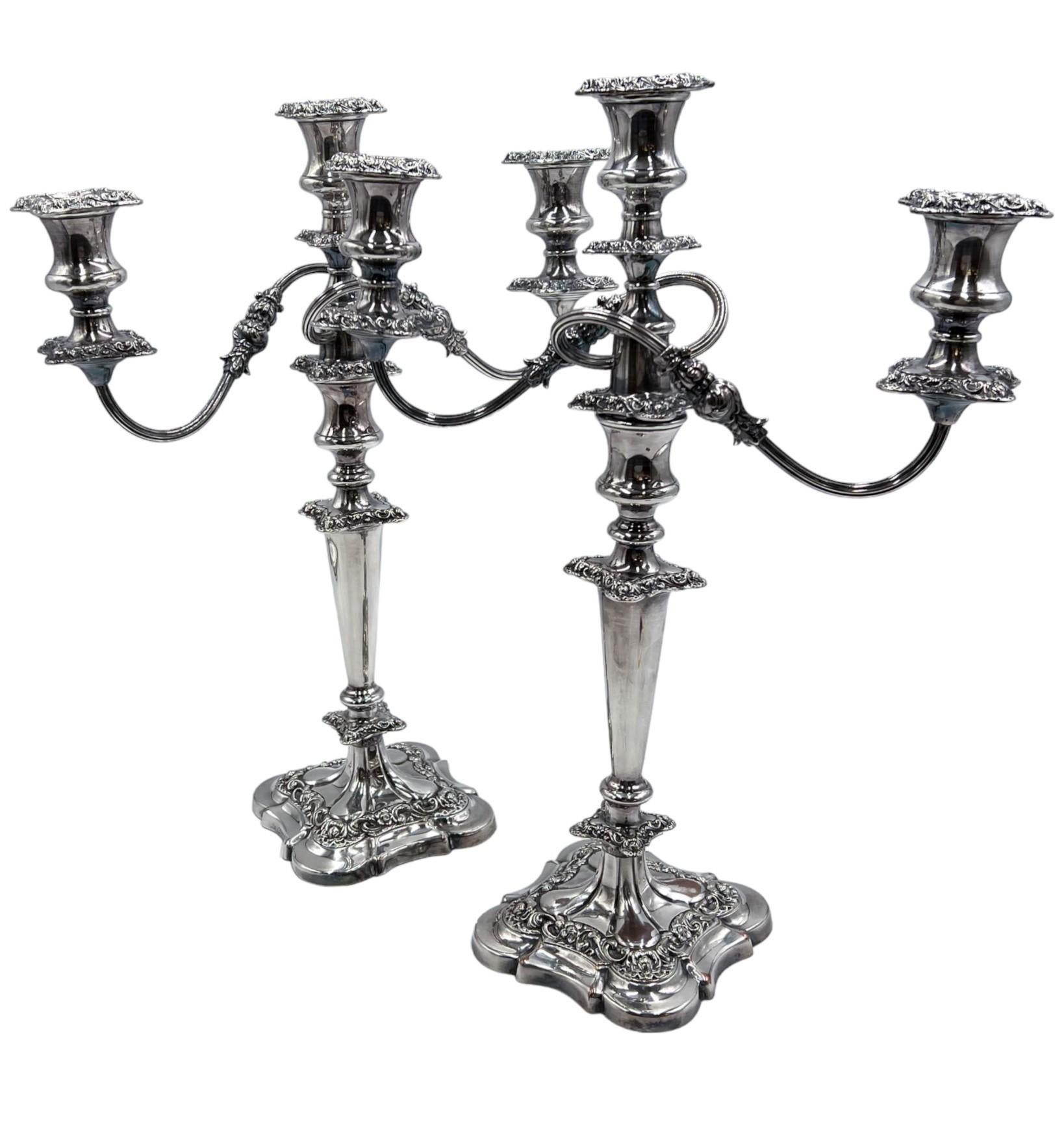 Une paire d'anciens candélabres plaqués argent fabriqués par la célèbre société anglaise William Suckling Ltd, datant des années 1920. Pour plus de polyvalence, le bras du candélabre est amovible, ce qui permet de transformer le candélabre en un