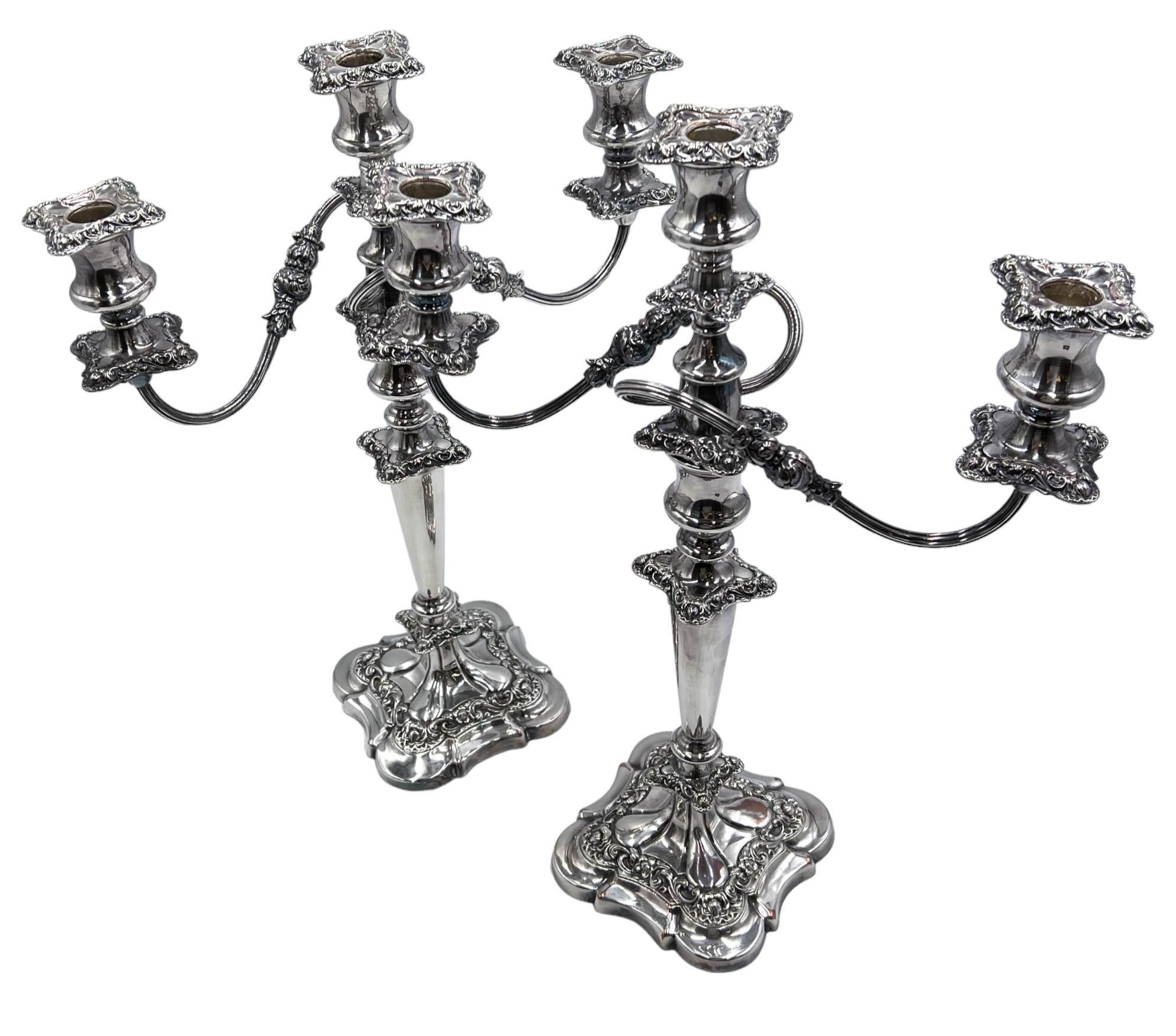 Baroque Paire de candélabres/bougeoirs en métal argenté William Suckling Ltd anglais des années 1920 en vente