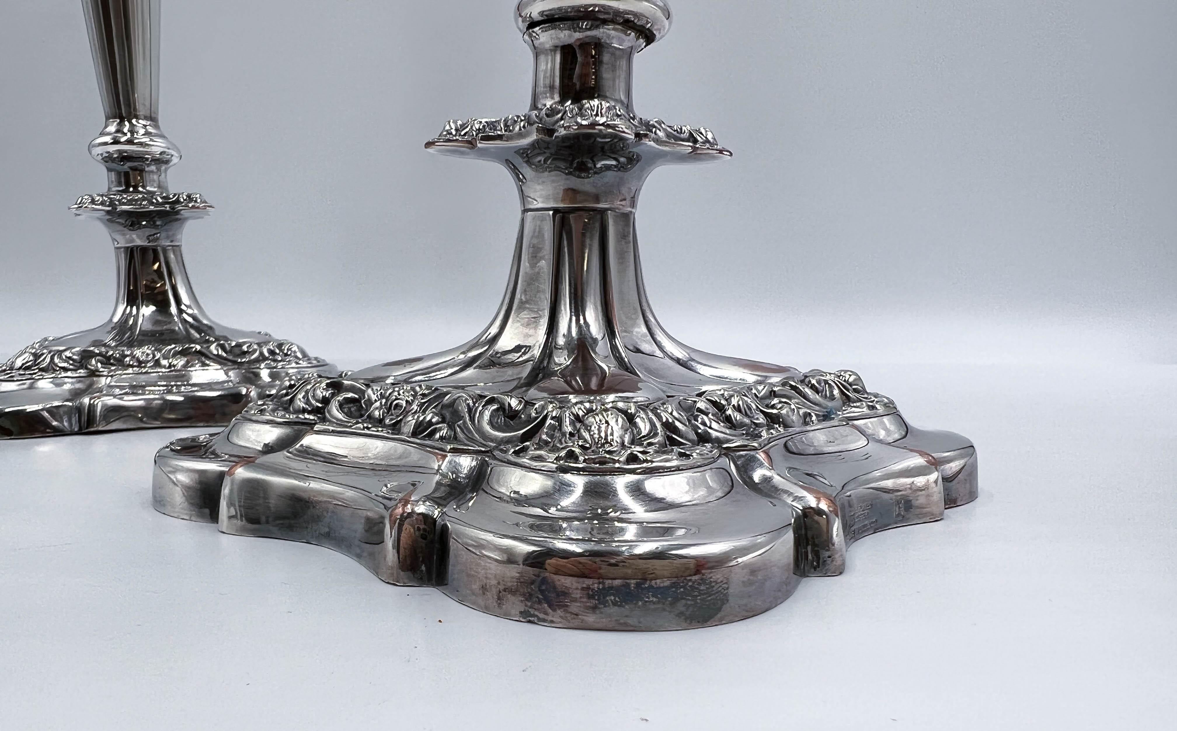 Début du 20ème siècle Paire de candélabres/bougeoirs en métal argenté William Suckling Ltd anglais des années 1920 en vente