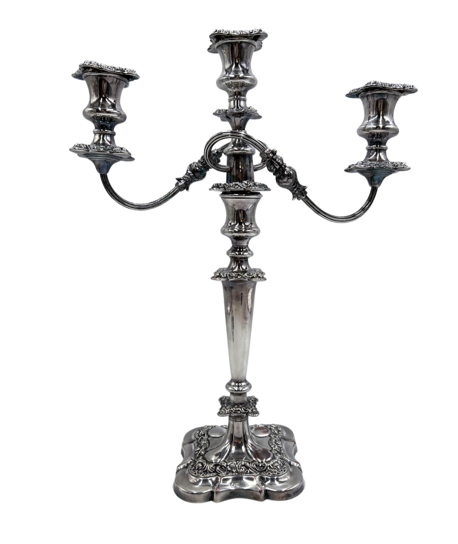 Début du 20ème siècle Paire de candélabres/bougeoirs en métal argenté William Suckling Ltd anglais des années 1920 en vente