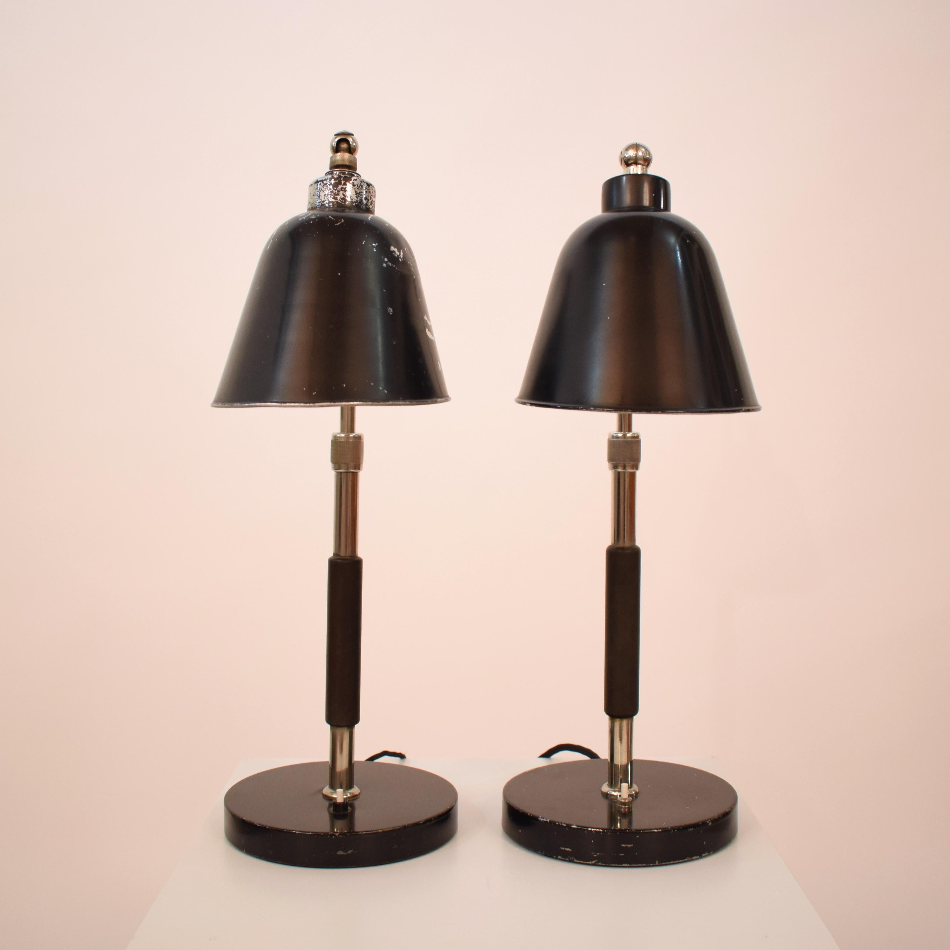 Dieses elegante und seltene Paar Bauhaus-Tischlampen von Christian Dell für Bünte & Remmler aus dem Jahr 1930 trägt den Namen 