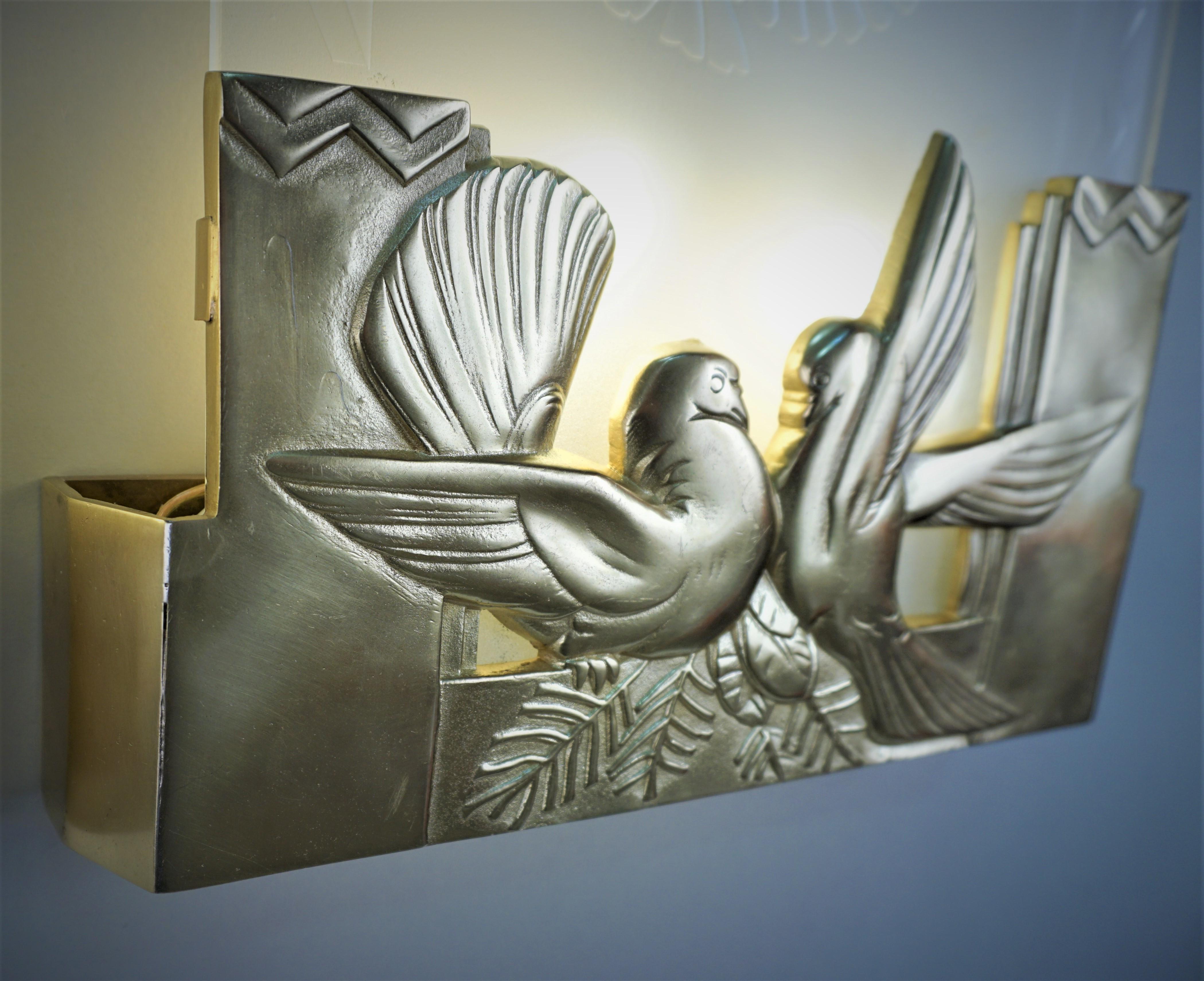 Buriné Paire d'appliques murales des années 1930 en verre taillé à l'acide et bronze en vente