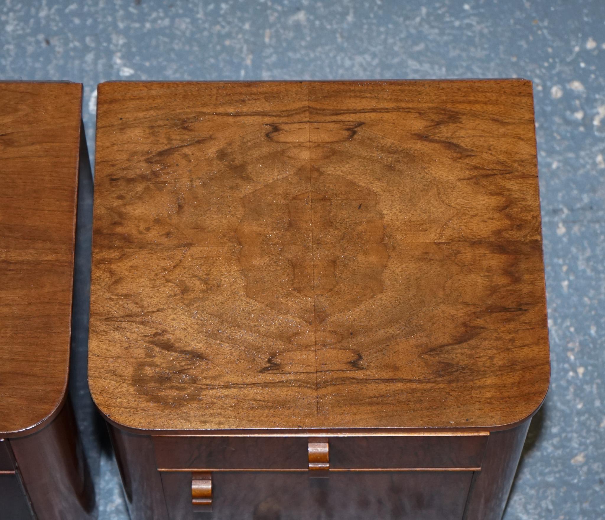 paire de tables de lit en noyer bure art déco des années 30, tiroirs et vaisselles en vente 5
