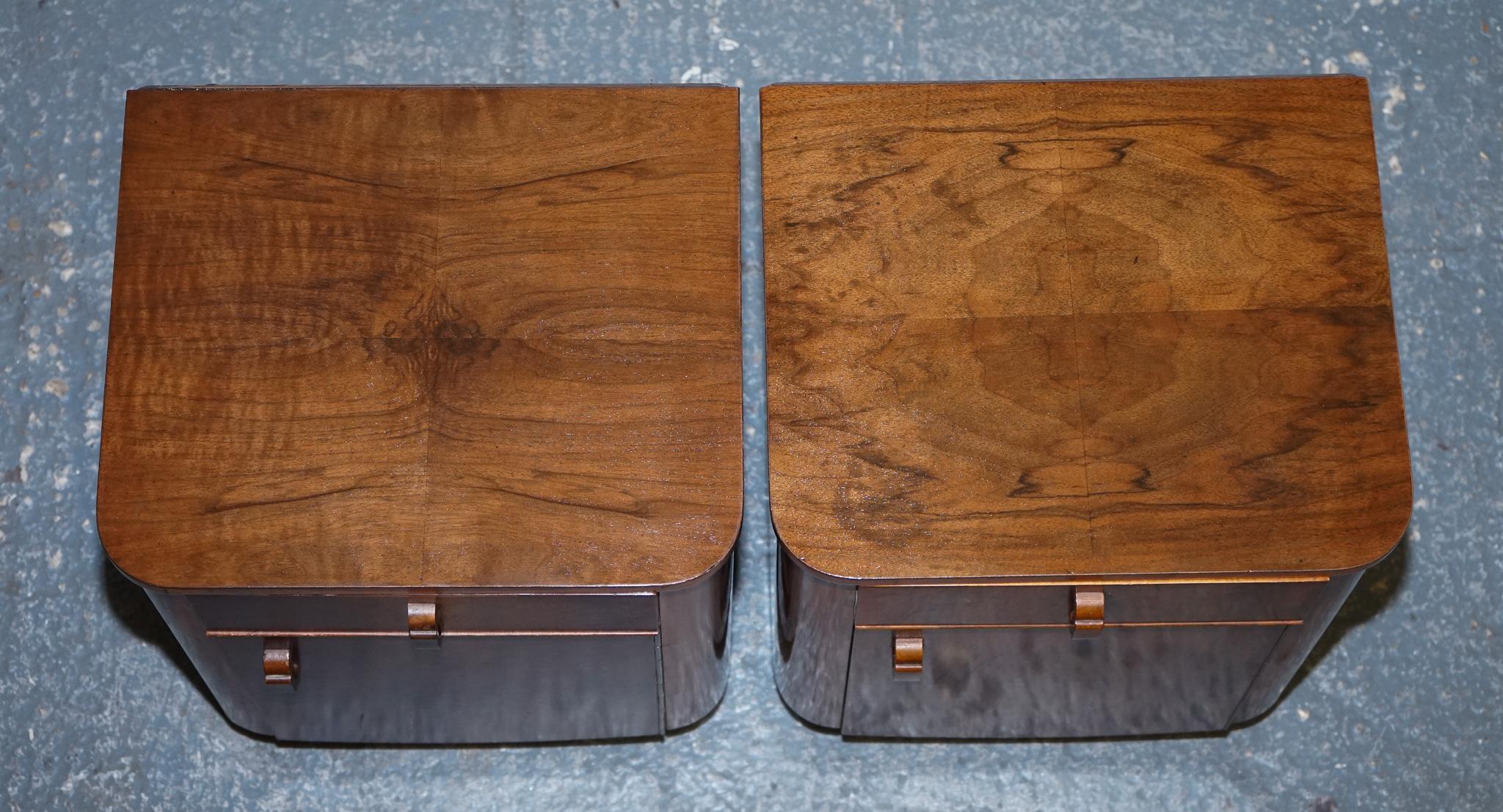 paire de tables de lit en noyer bure art déco des années 30, tiroirs et vaisselles en vente 6