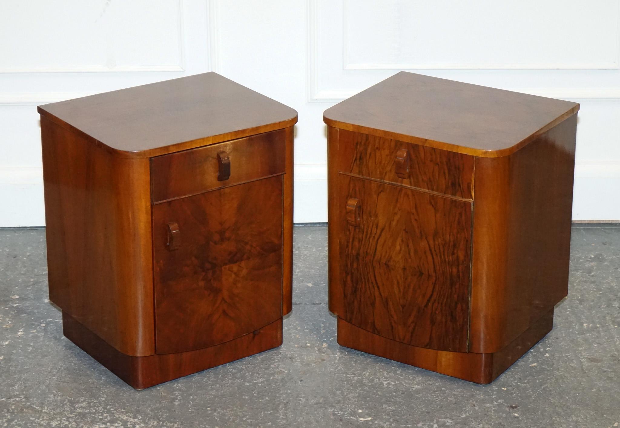 
Nous avons le plaisir de proposer à la vente cette paire de tables de chevet en ronce de noyer Art déco des années 1930. 

Une très bonne et solide paire de tables, elles présentent une certaine usure et une décoloration mineure ici et là. Dans