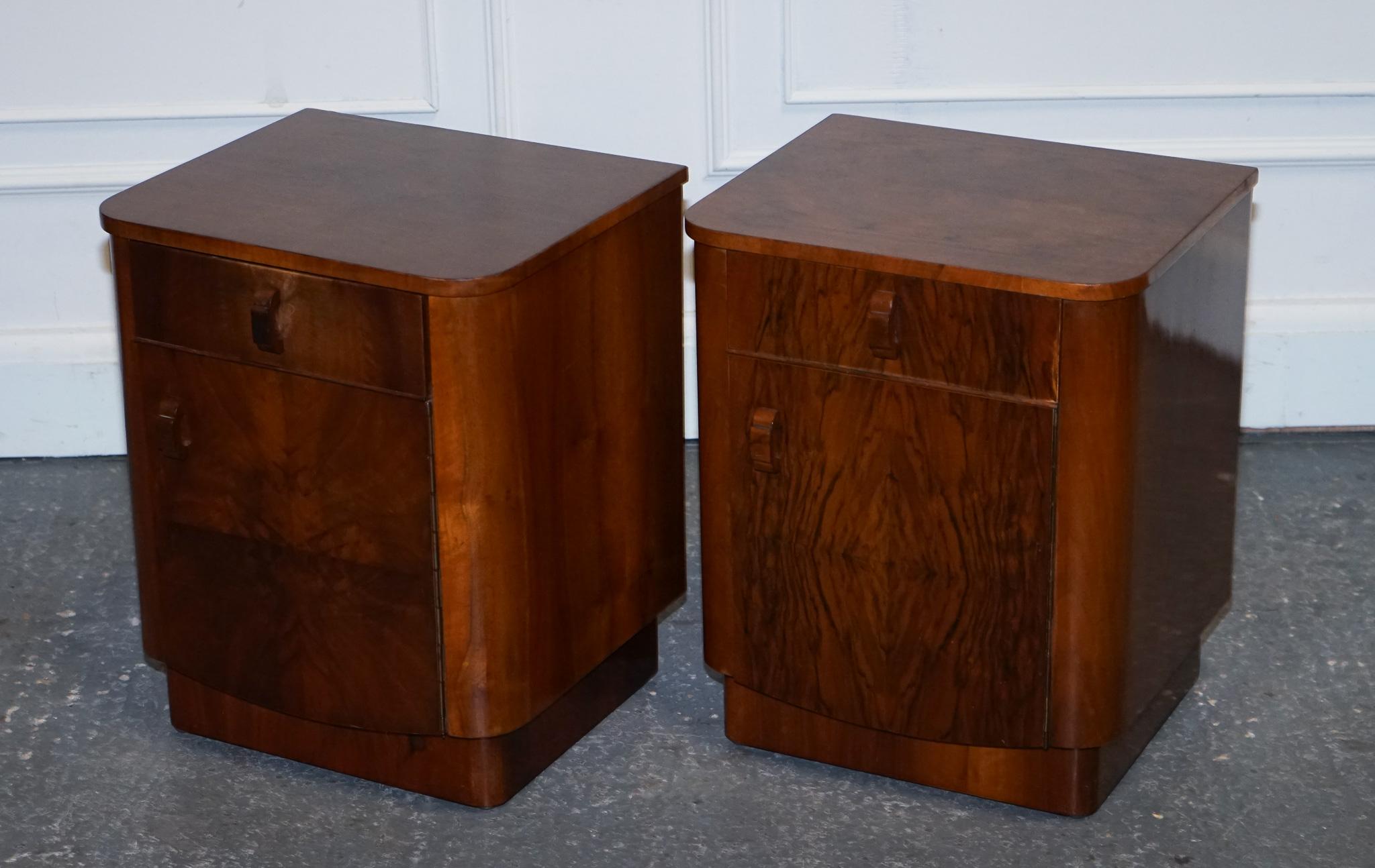 Britannique paire de tables de lit en noyer bure art déco des années 30, tiroirs et vaisselles en vente