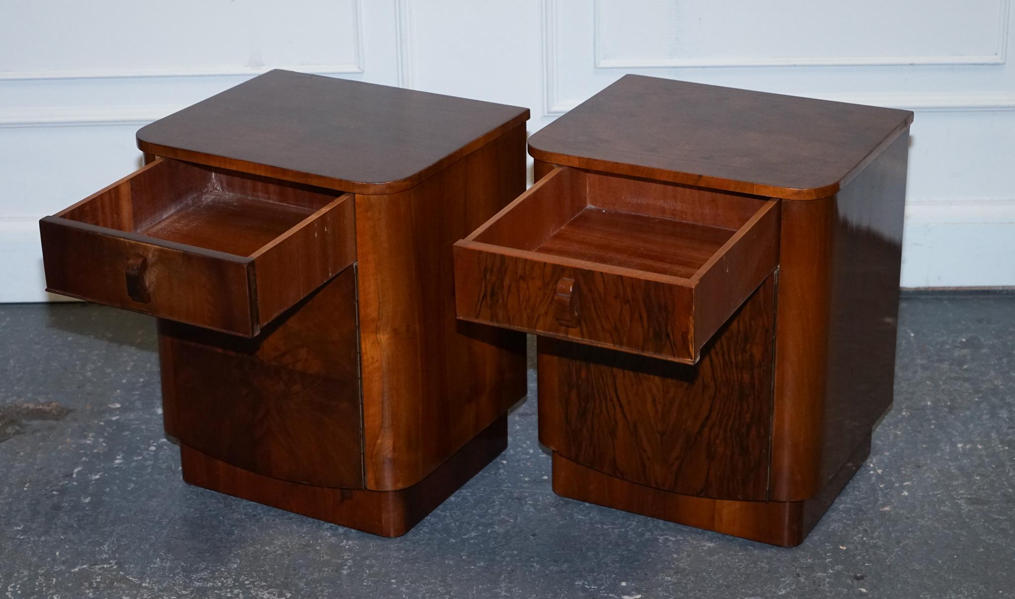 Fait main paire de tables de lit en noyer bure art déco des années 30, tiroirs et vaisselles en vente