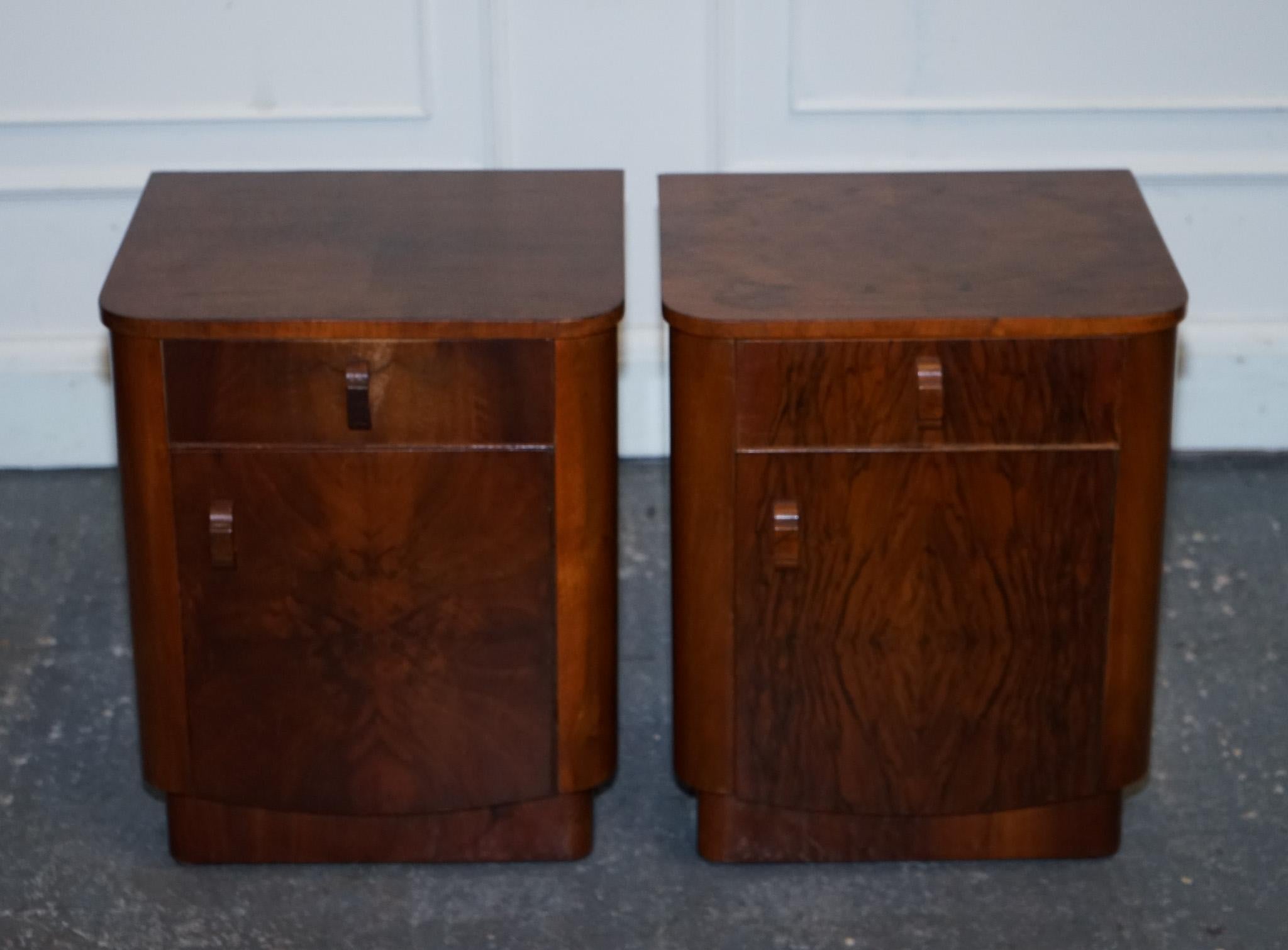 paire de tables de lit en noyer bure art déco des années 30, tiroirs et vaisselles Bon état - En vente à Pulborough, GB