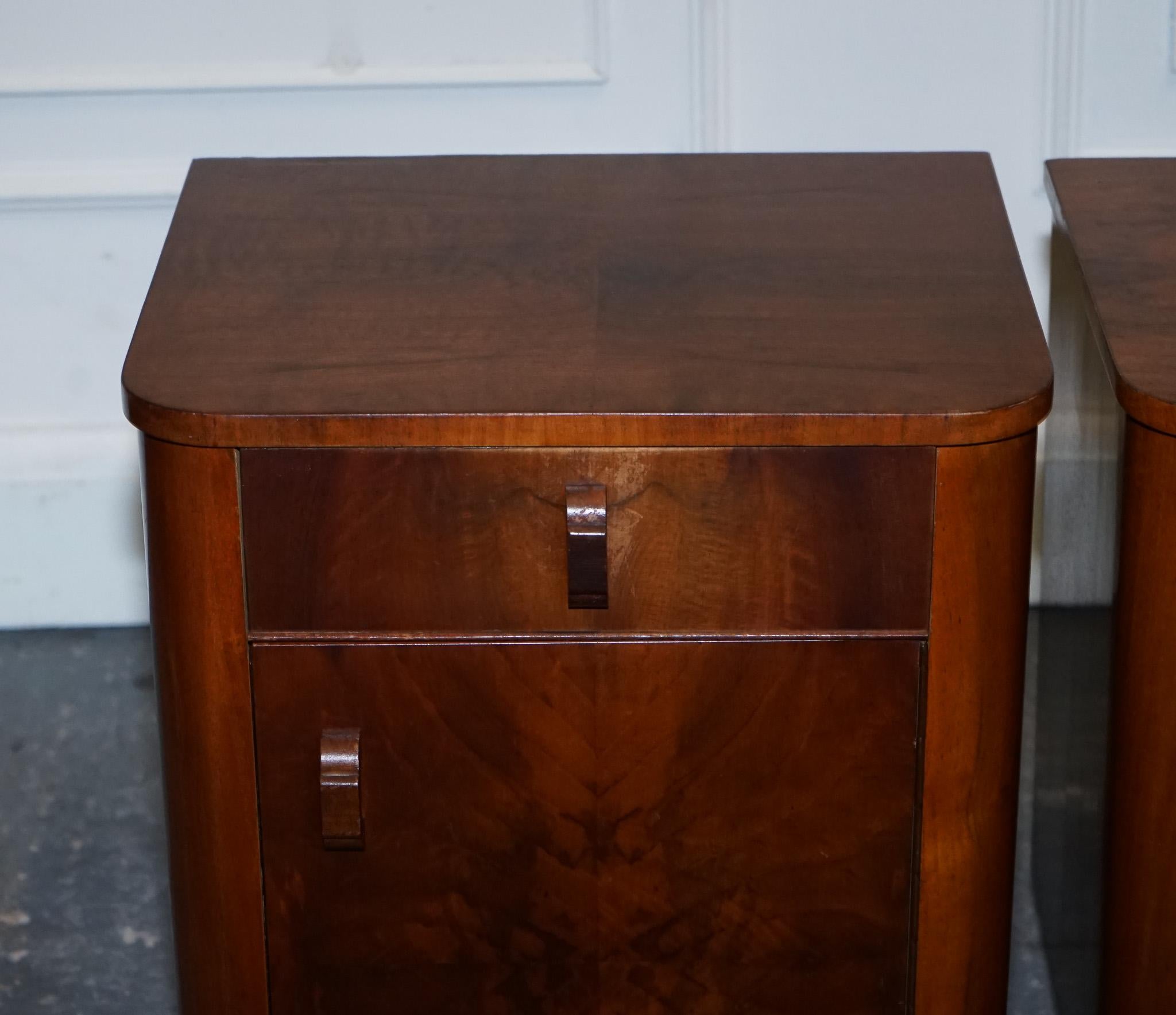 20ième siècle paire de tables de lit en noyer bure art déco des années 30, tiroirs et vaisselles en vente