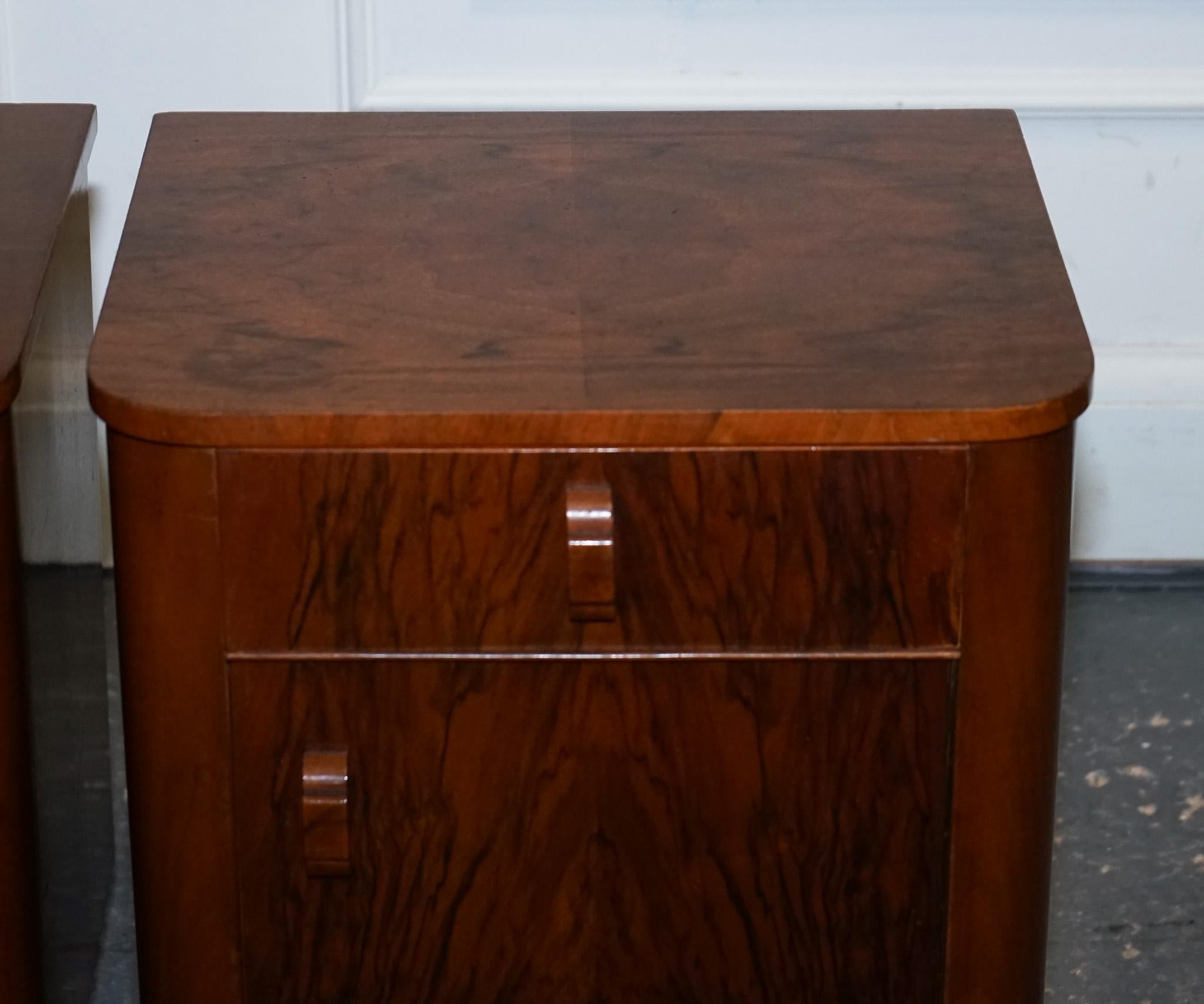 Noyer paire de tables de lit en noyer bure art déco des années 30, tiroirs et vaisselles en vente