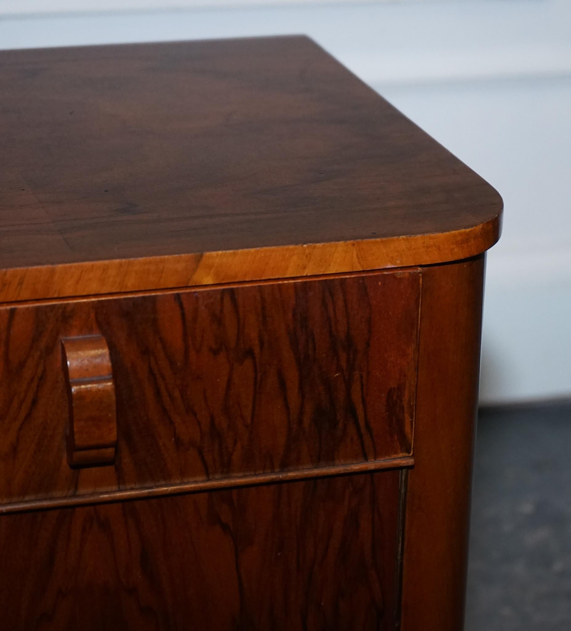 paire de tables de lit en noyer bure art déco des années 30, tiroirs et vaisselles en vente 1