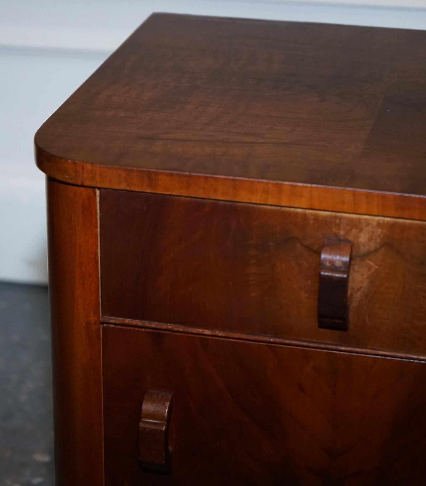 paire de tables de lit en noyer bure art déco des années 30, tiroirs et vaisselles en vente 2