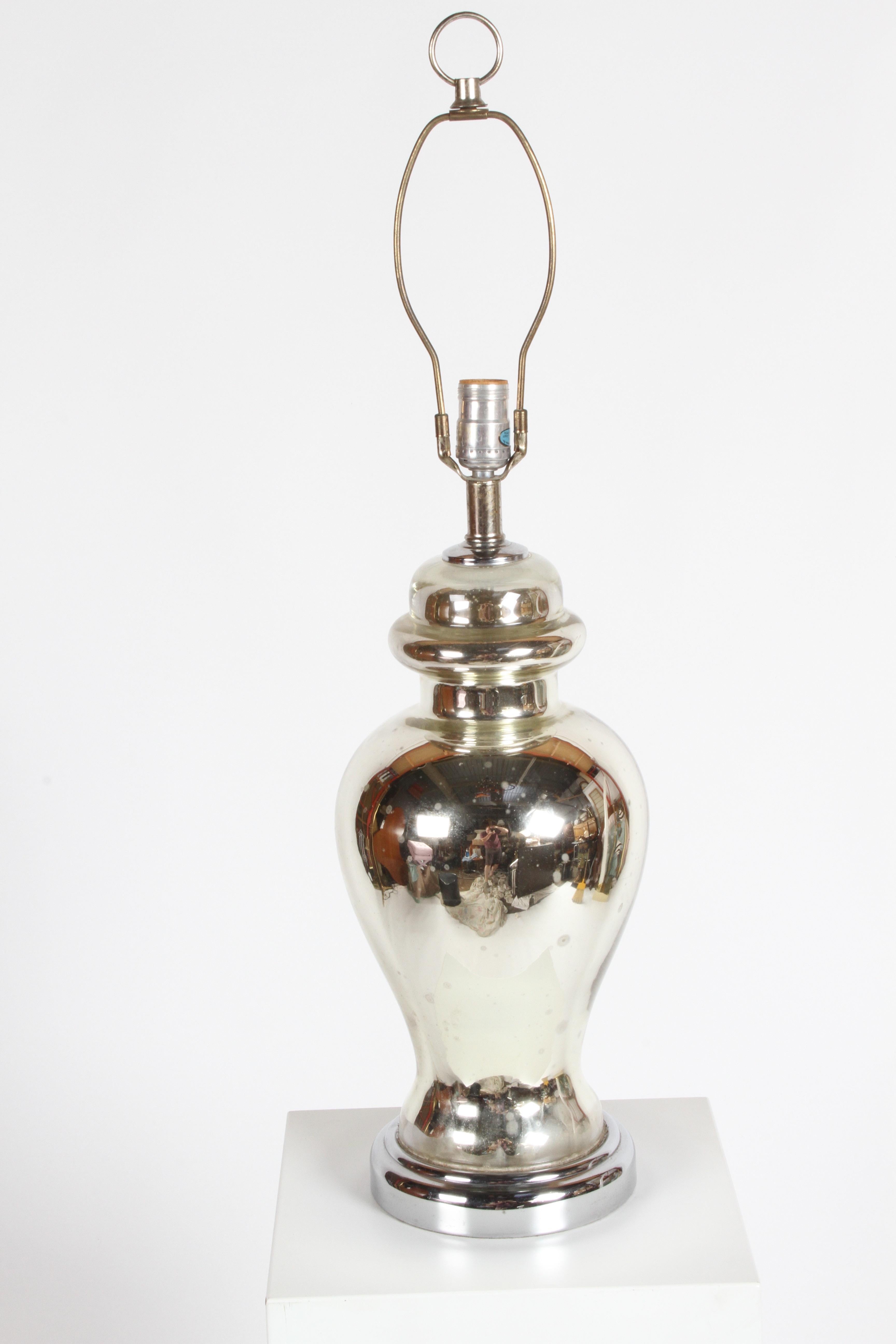 Français Pair of 1930s Art Deco Classical French Urn Form Mercury Glass Table Lamps en vente