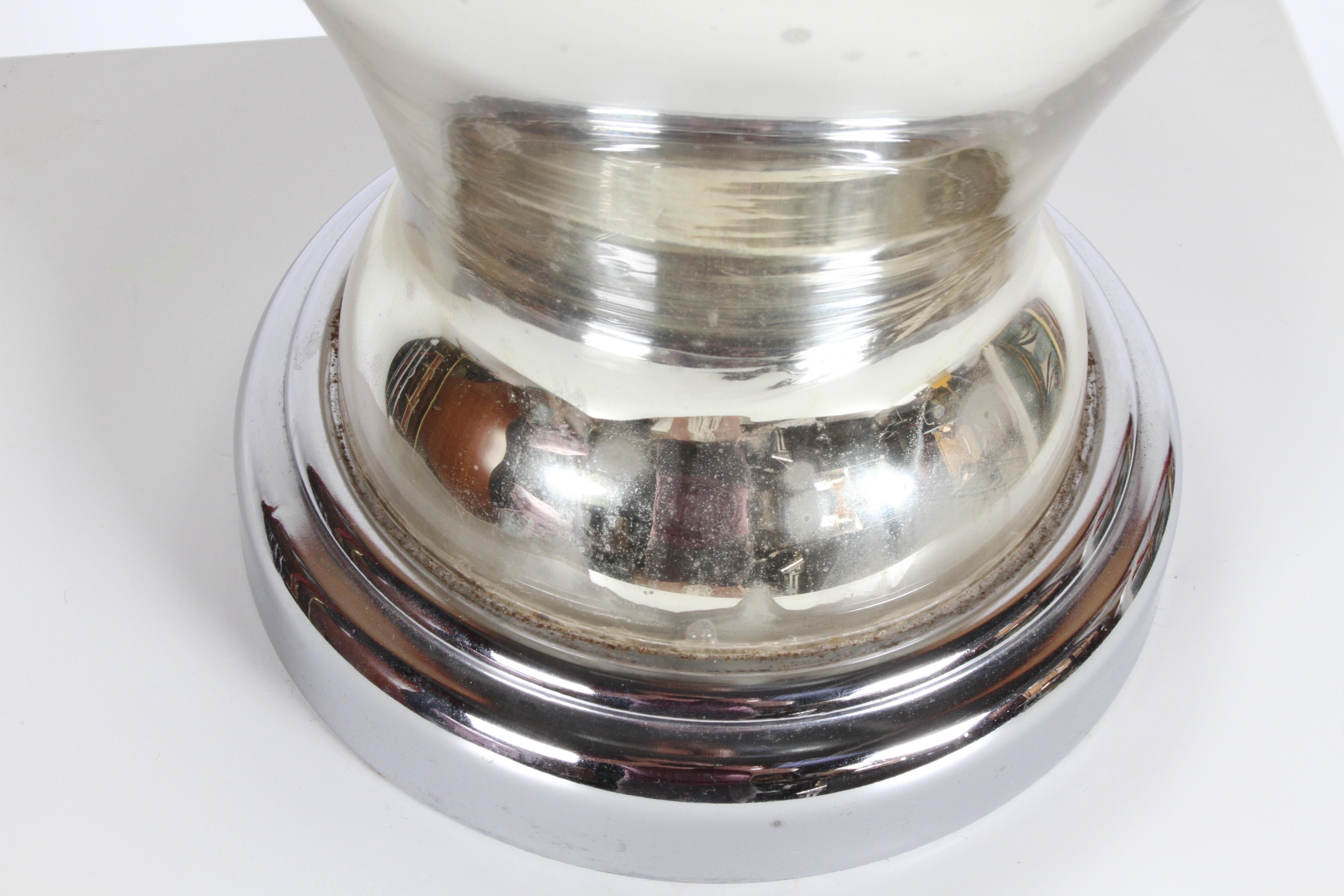 Milieu du XXe siècle Pair of 1930s Art Deco Classical French Urn Form Mercury Glass Table Lamps en vente