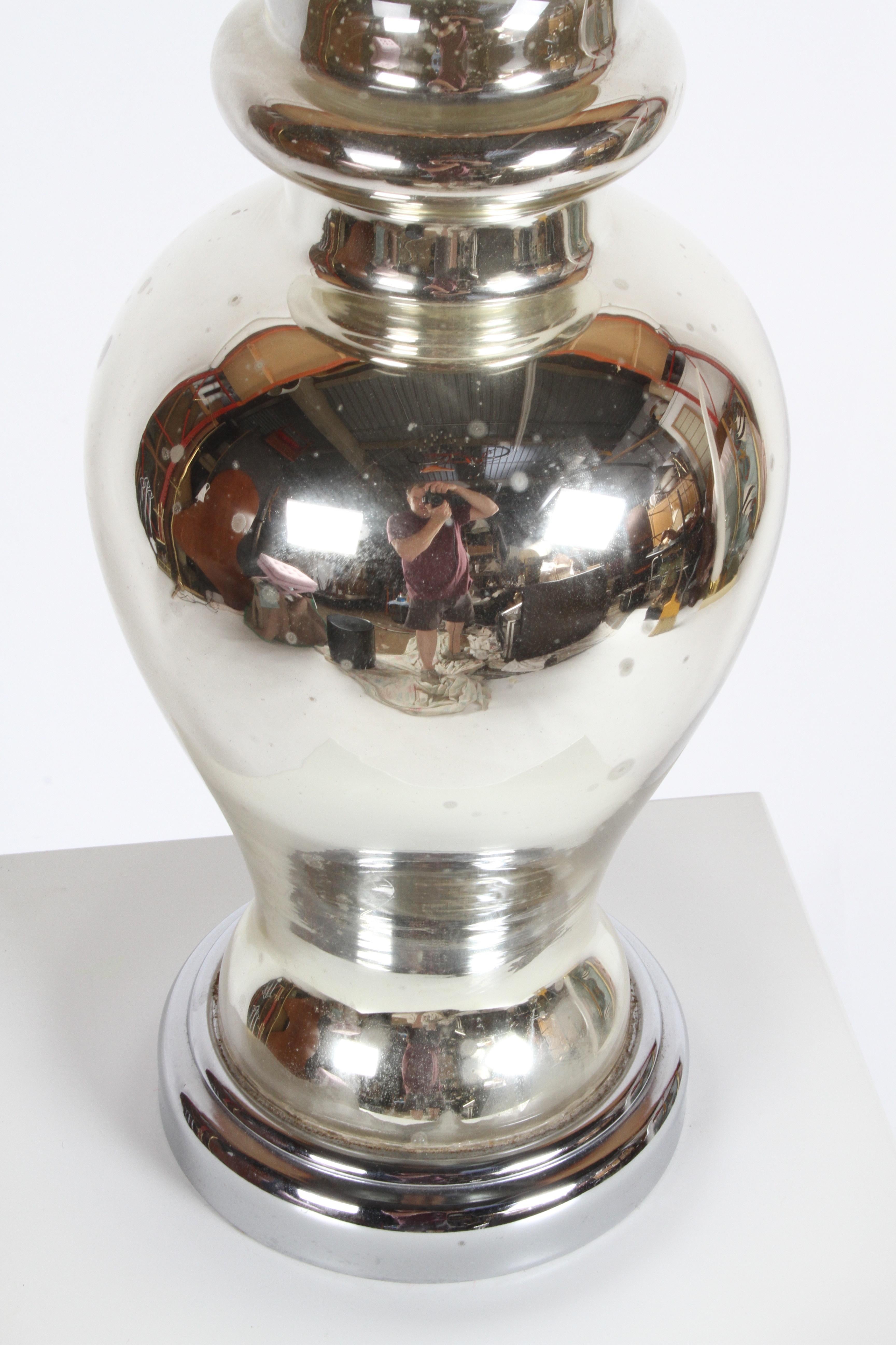 Verre mercuré Pair of 1930s Art Deco Classical French Urn Form Mercury Glass Table Lamps en vente