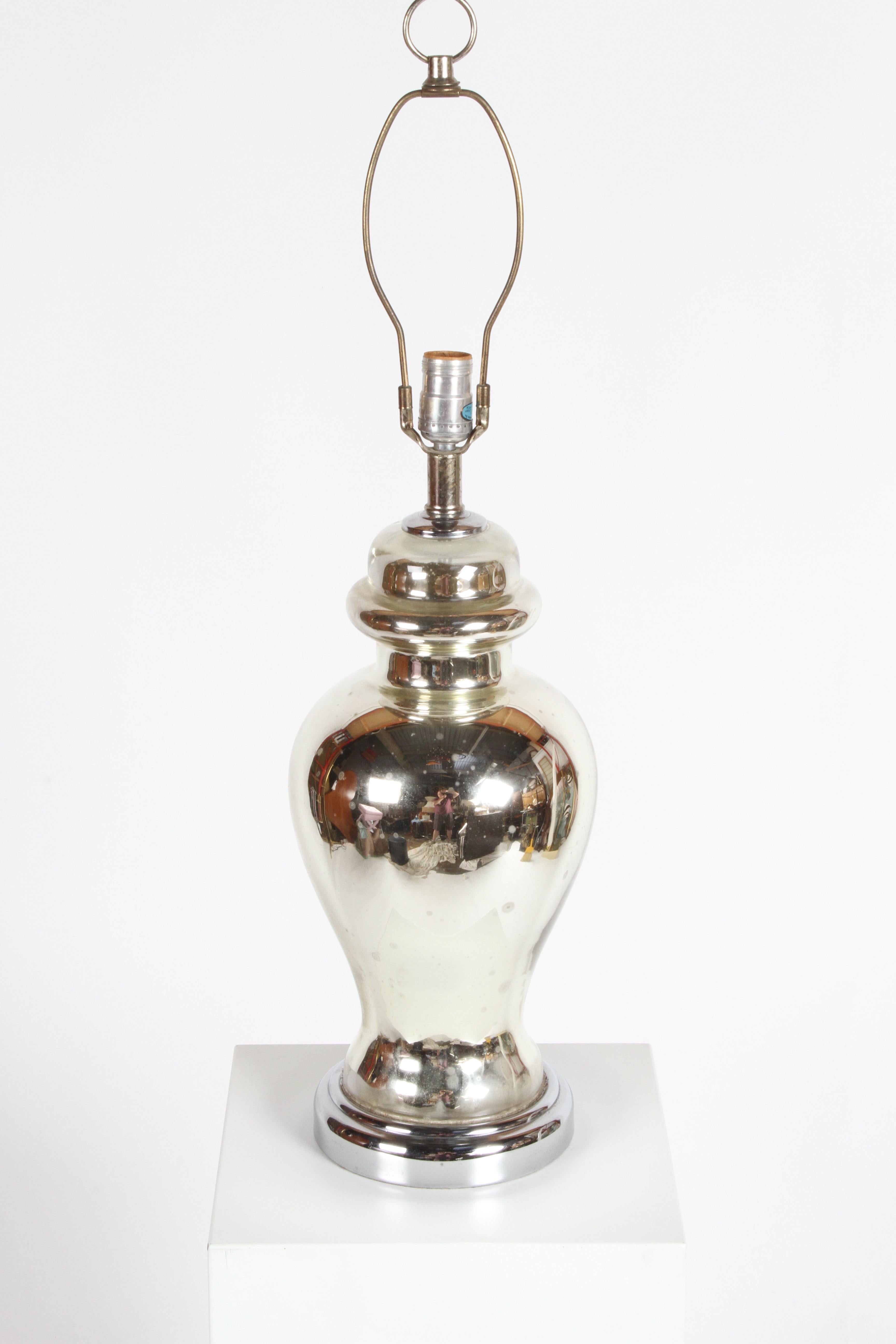 Pair of 1930s Art Deco Classical French Urn Form Mercury Glass Table Lamps en vente 1