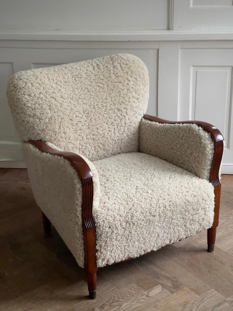 Pair of 1930s Art Deco danish lounge chairs reupholstered in natural sheepskin. For Sale 3