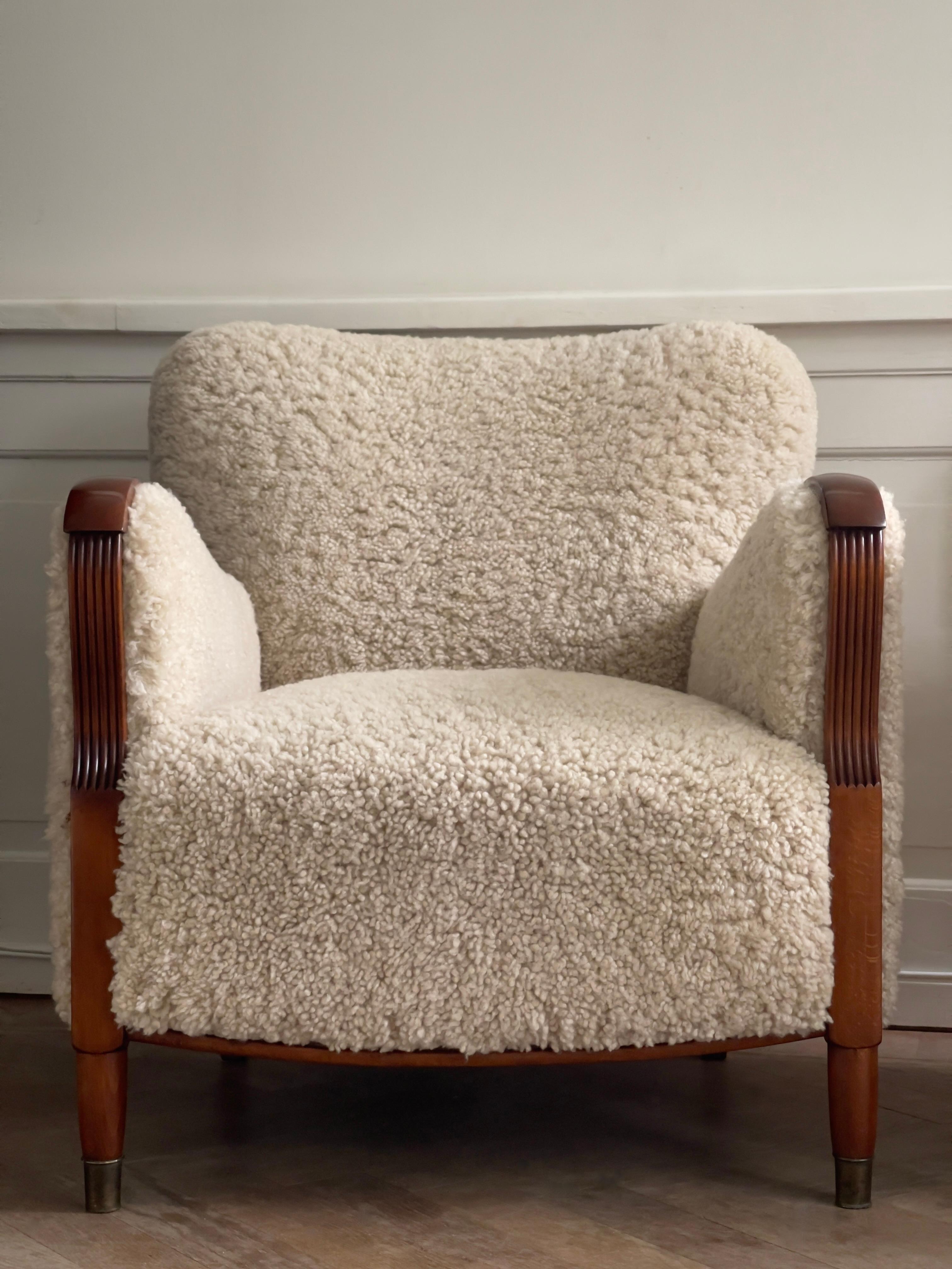 Pair of 1930s Art Deco danish lounge chairs reupholstered in natural sheepskin. For Sale 6