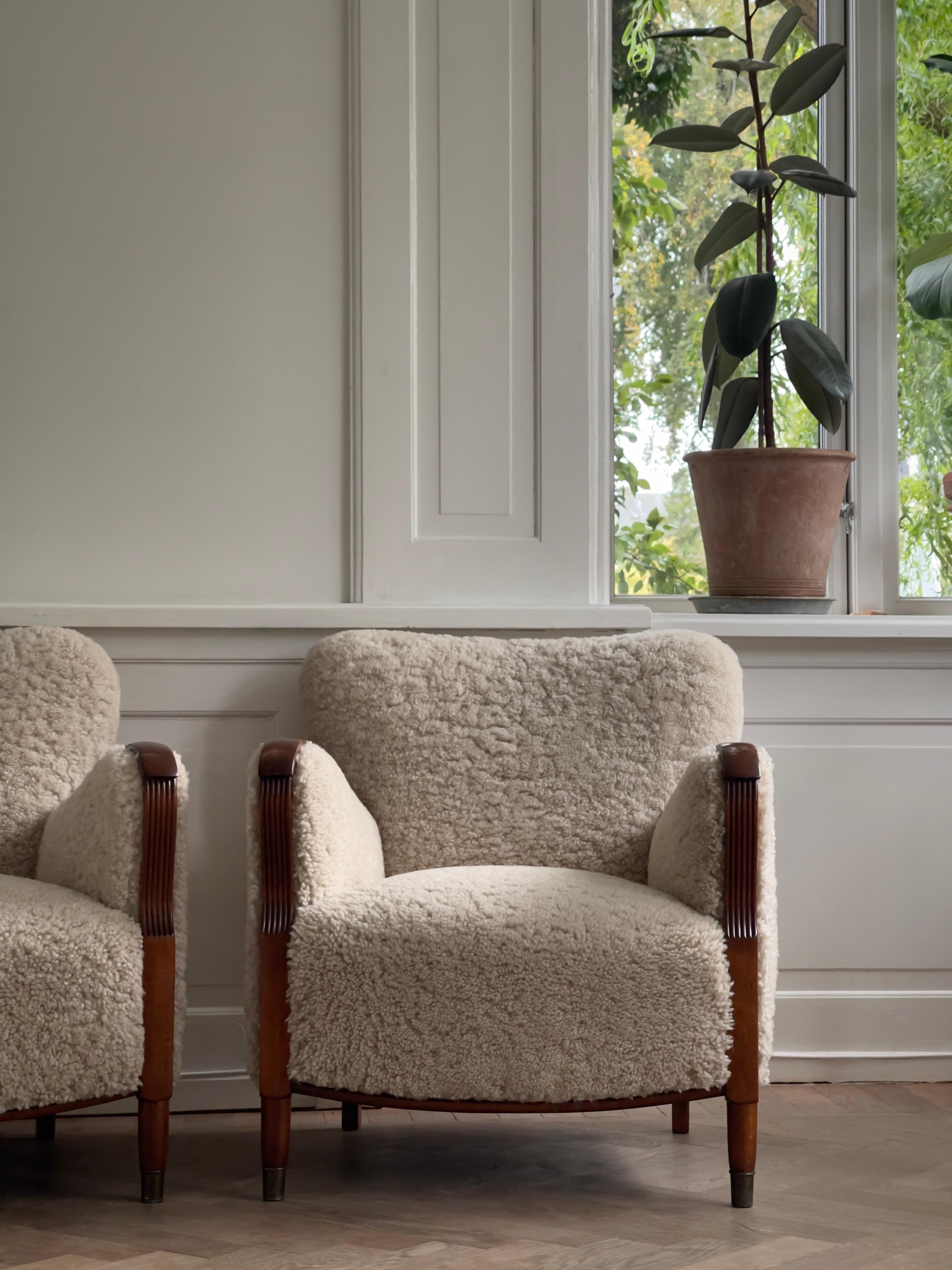 Pair of 1930s Art Deco danish lounge chairs reupholstered in natural sheepskin. For Sale 8