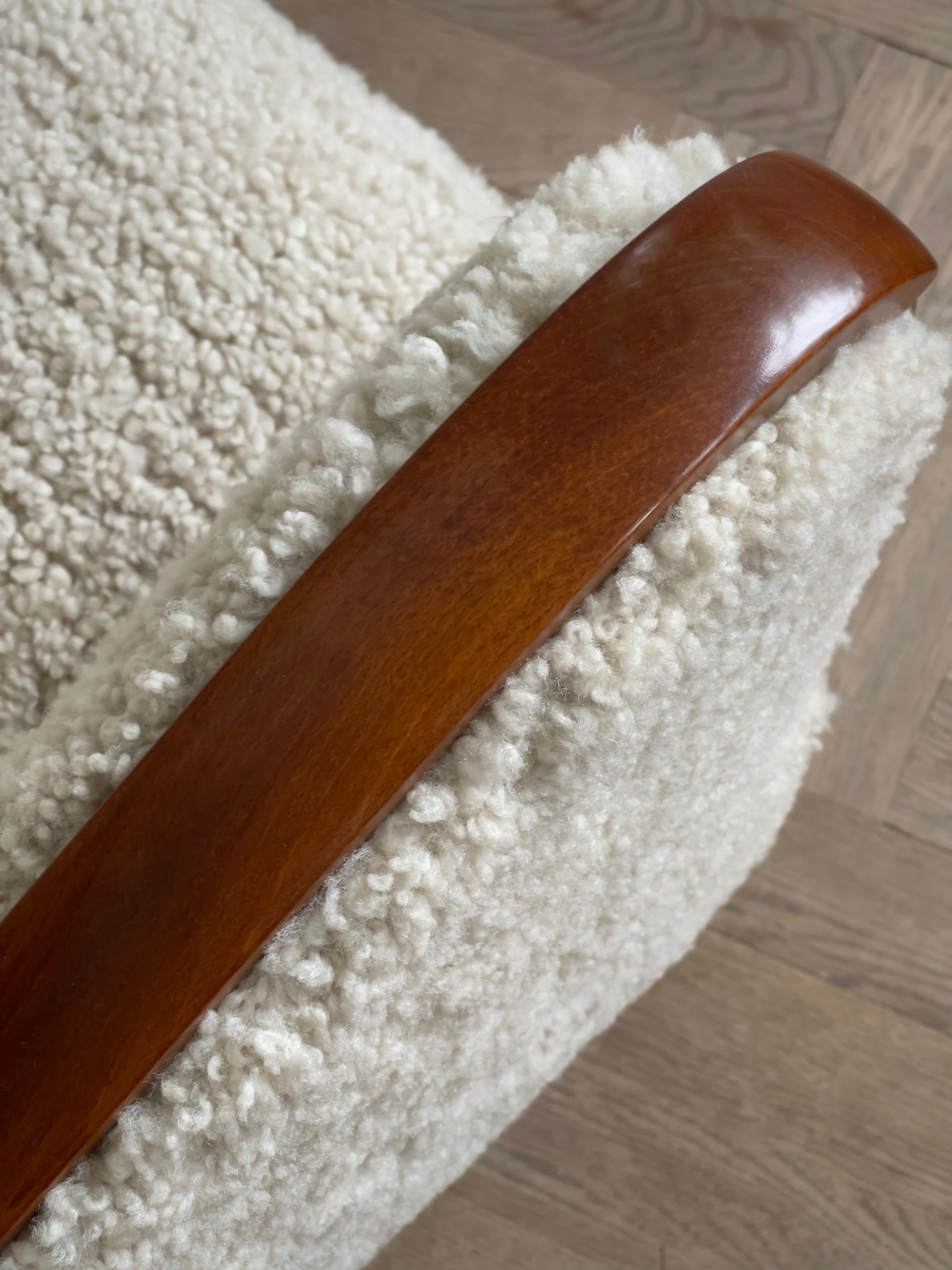 Pair of 1930s Art Deco danish lounge chairs reupholstered in natural sheepskin. For Sale 1
